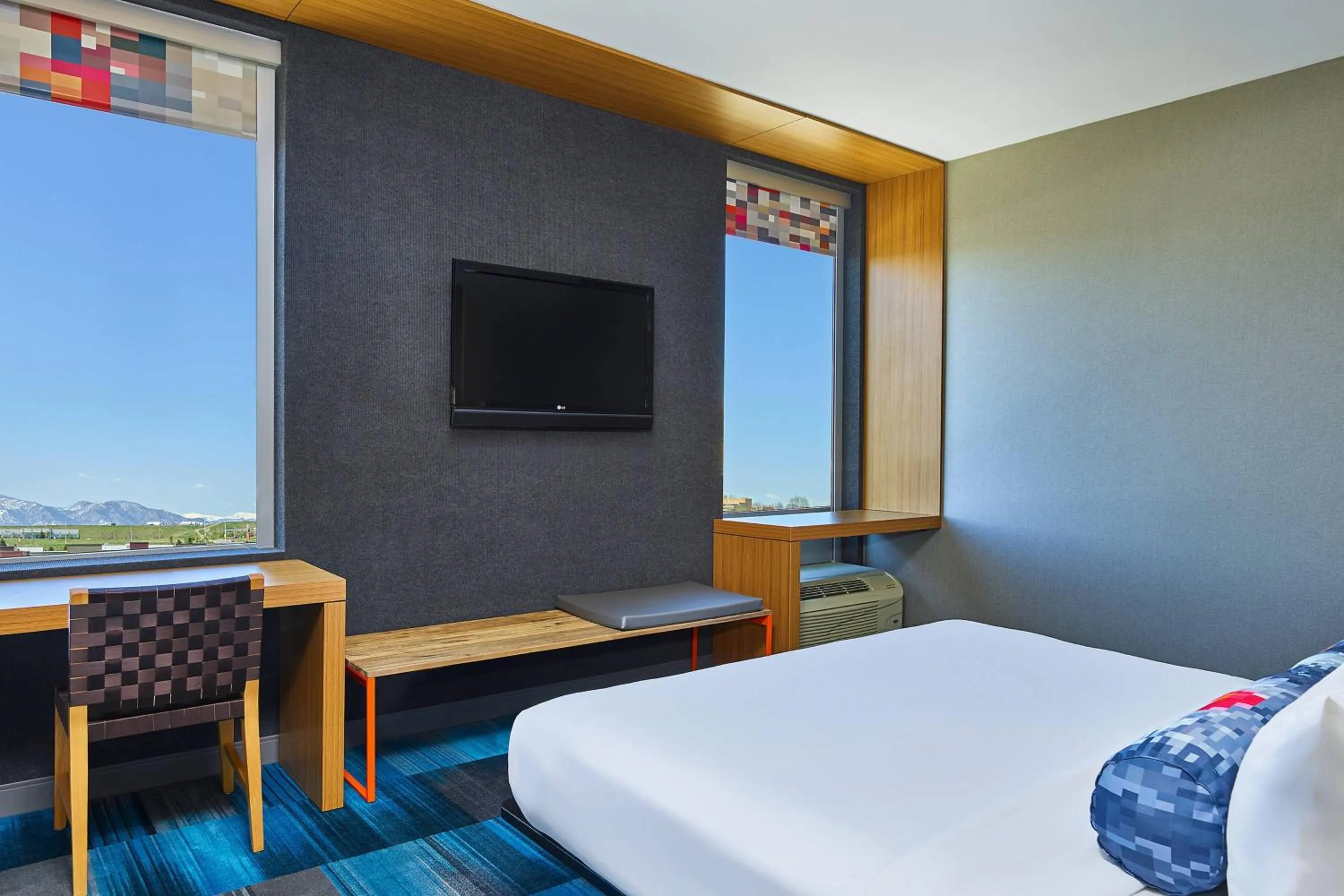 Photo of the whole room, Bed in Aloft Broomfield Denver