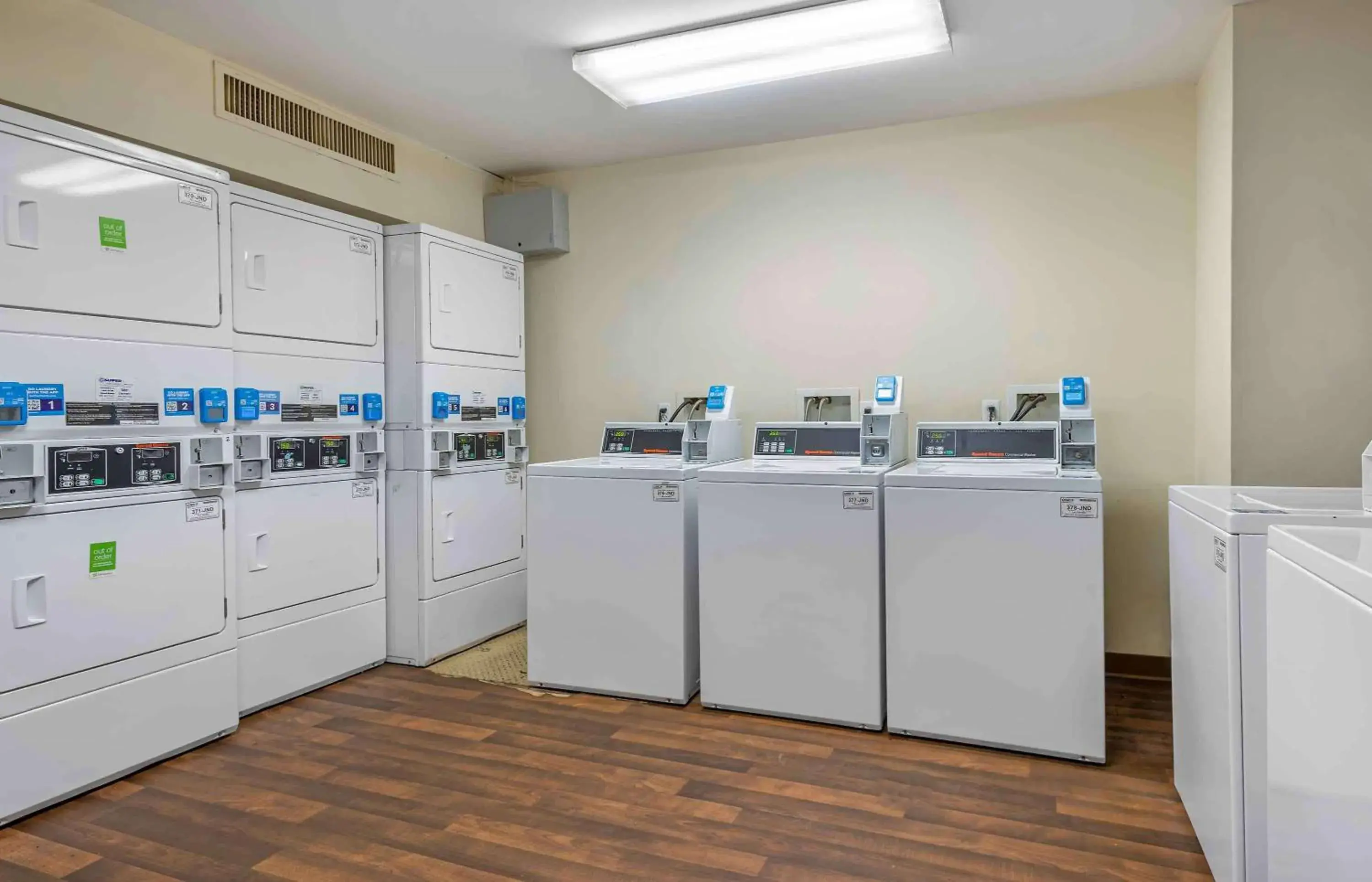 Property building in Extended Stay America Suites - Newark - Woodbridge Property building in Extended Stay America Suites - Newark - Woodbridge