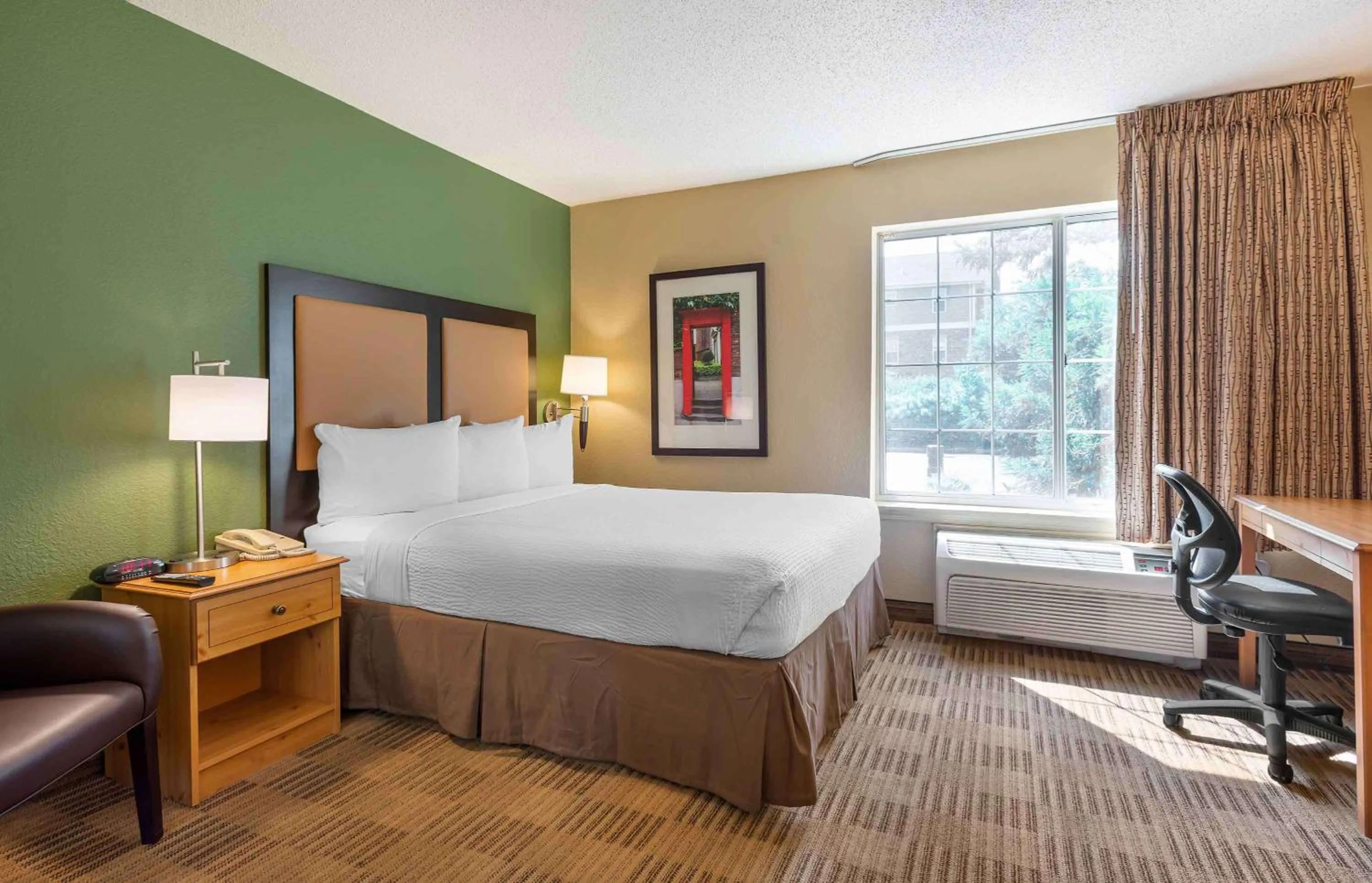 Bedroom, Bed in Extended Stay America Suites - Newark - Woodbridge