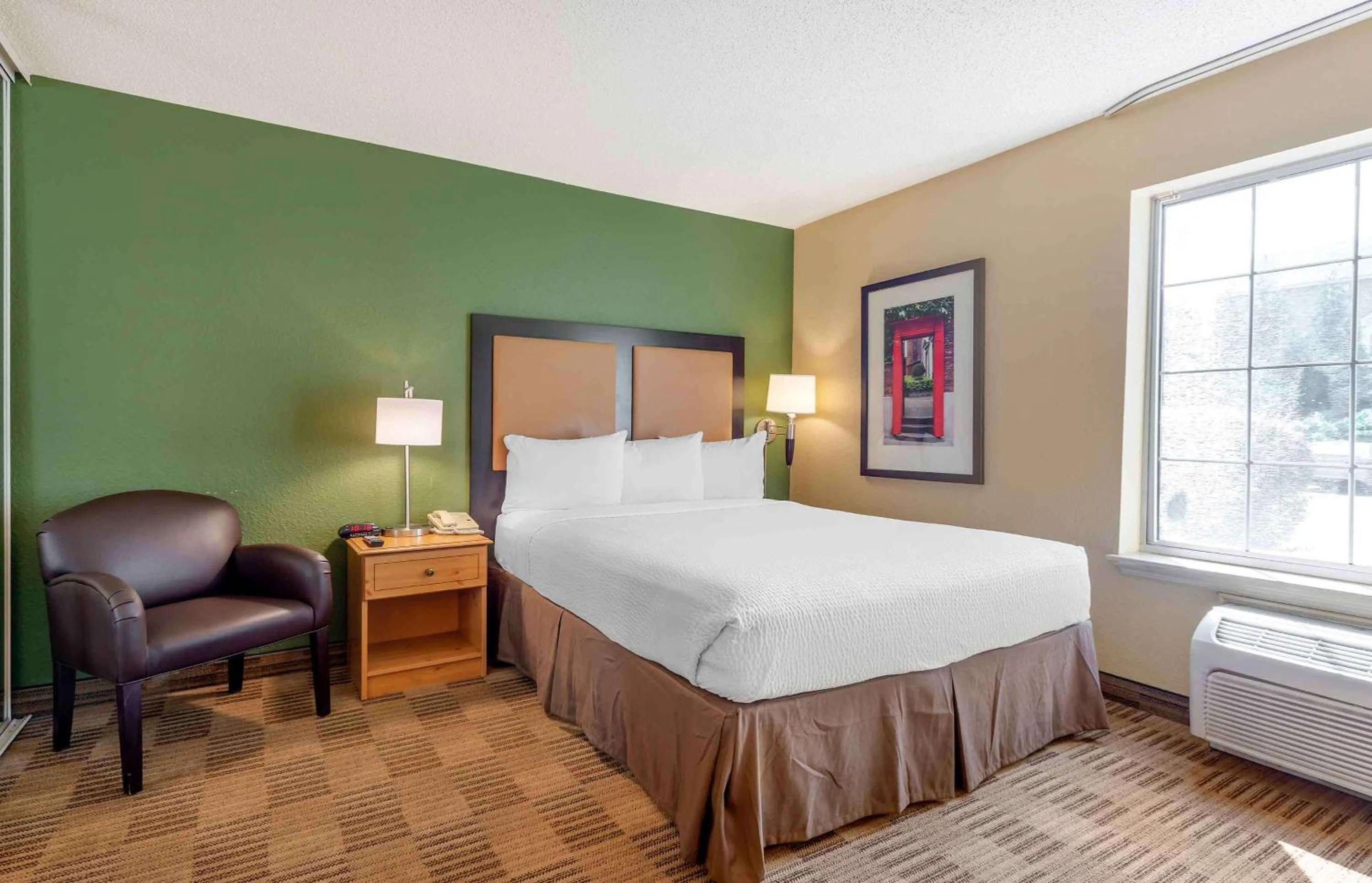 Bedroom, Bed in Extended Stay America Suites - Newark - Woodbridge
