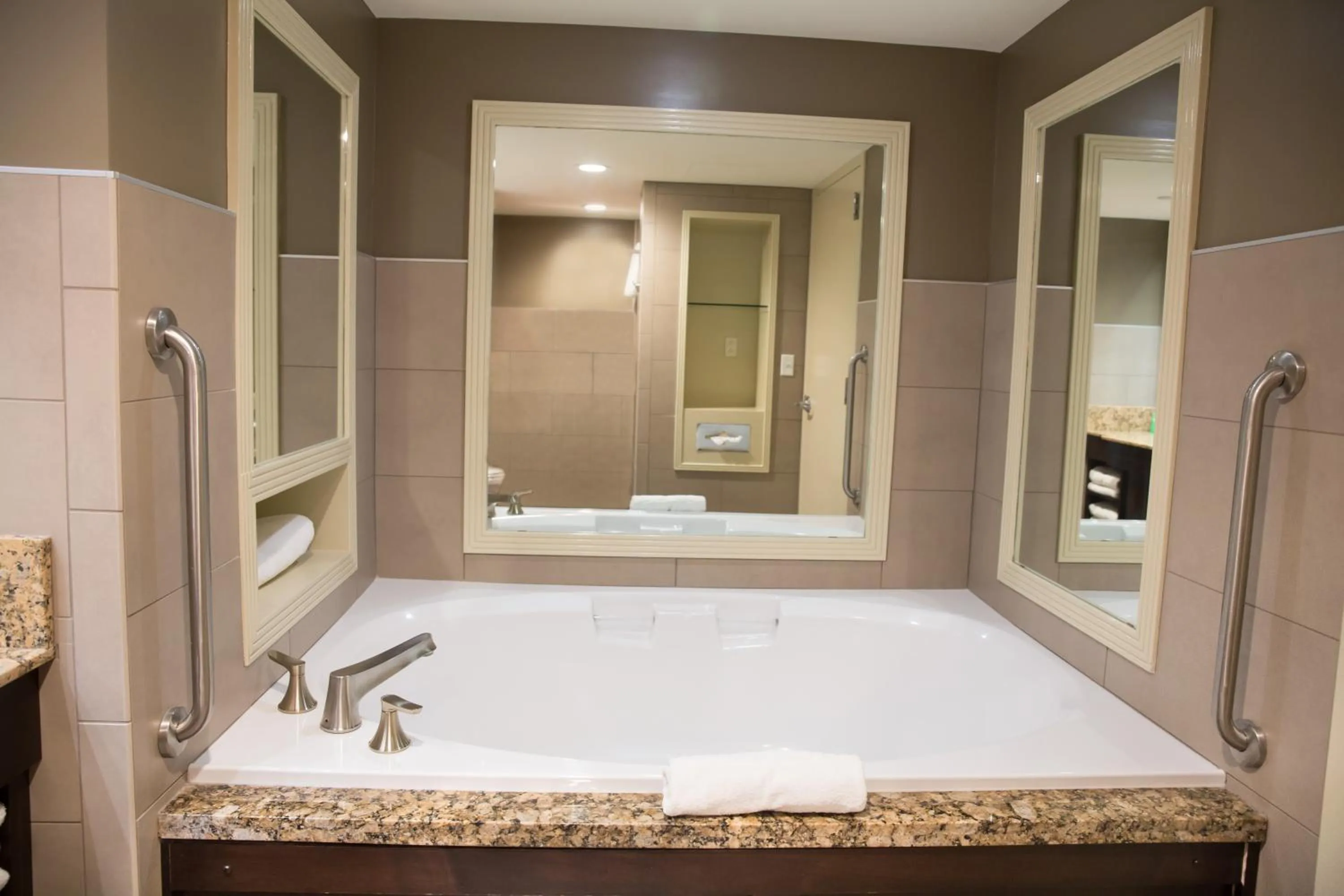 Bathroom, Bed in Isle of Capri Boonville, A Caesars Destination