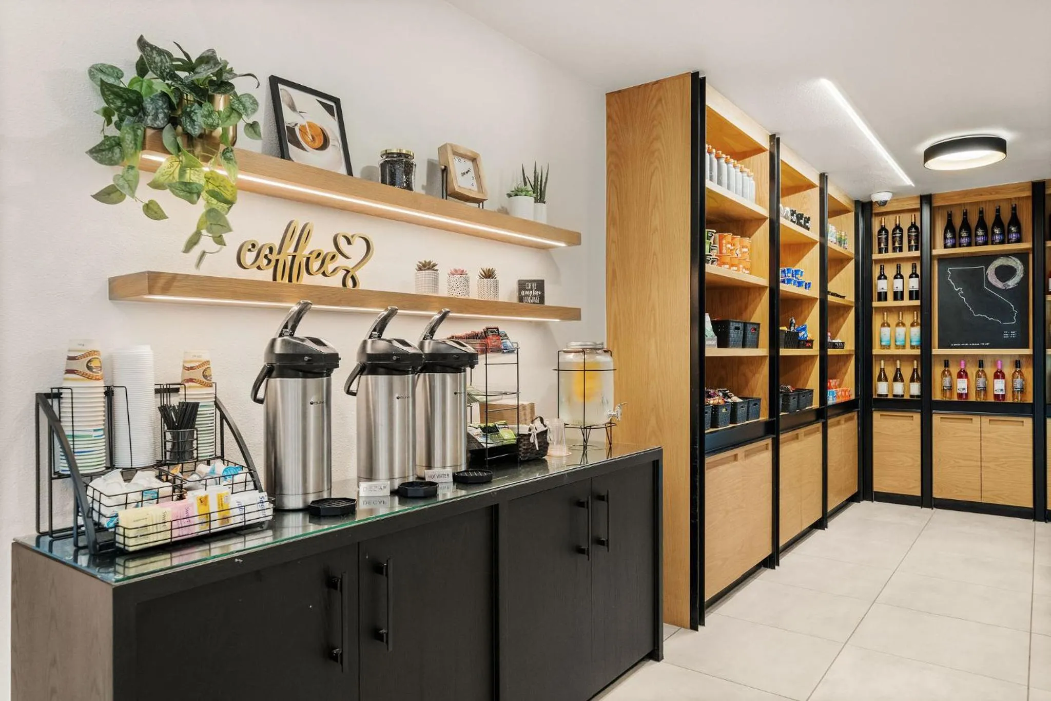 Coffee/tea facilities in Oxford Suites Redding