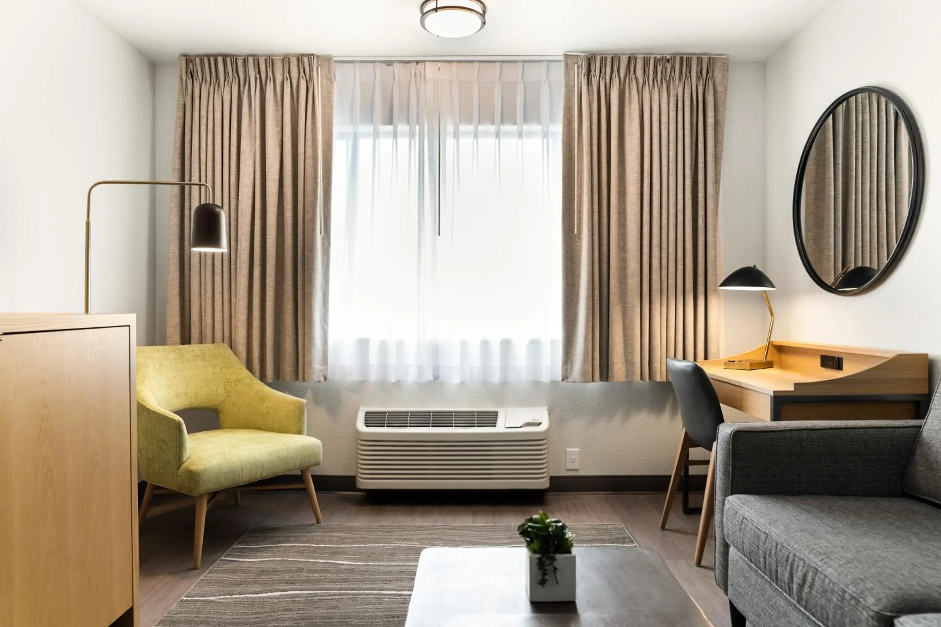 Seating area in Oxford Suites Redding Seating area in Oxford Suites Redding