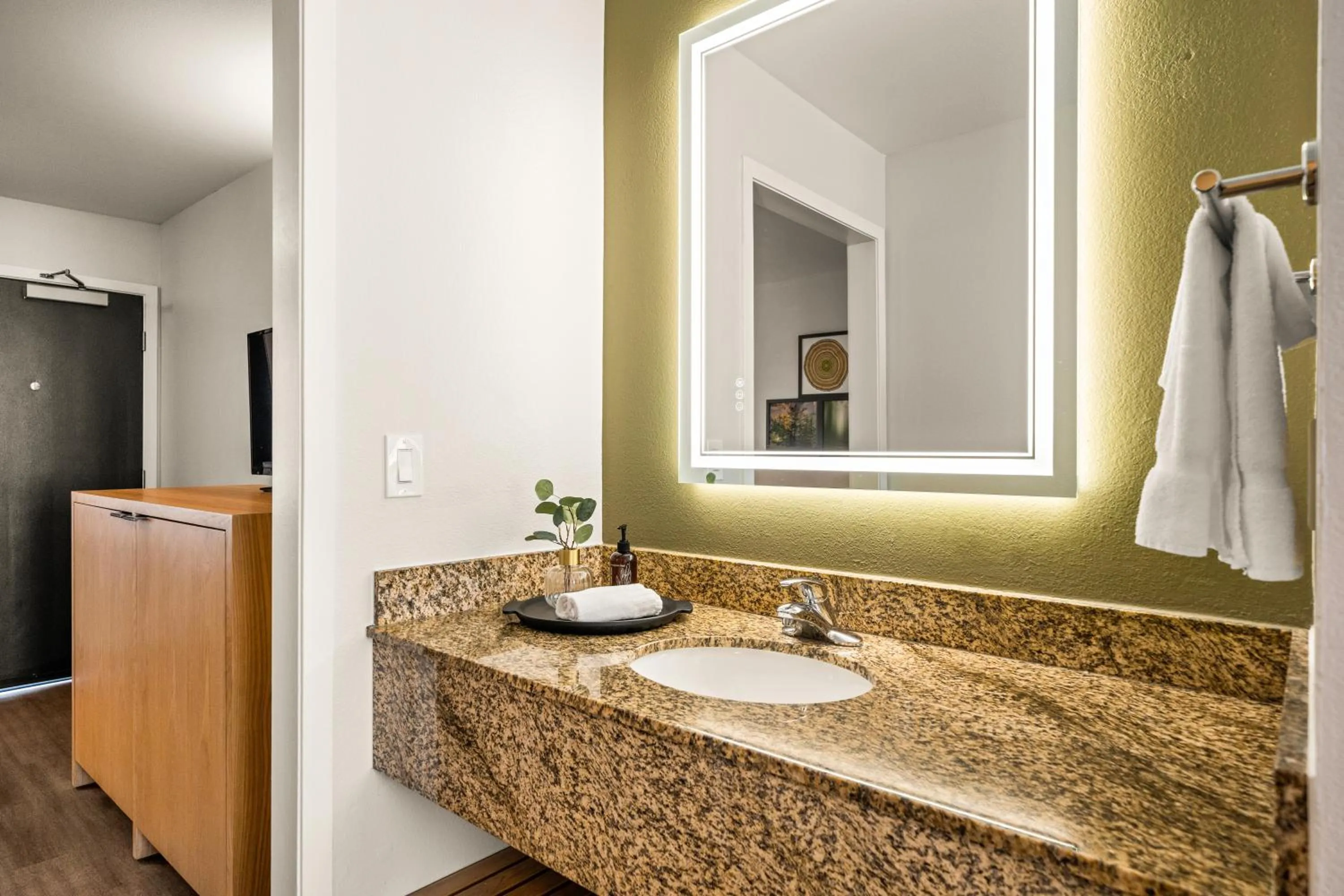 Bathroom in Oxford Suites Redding