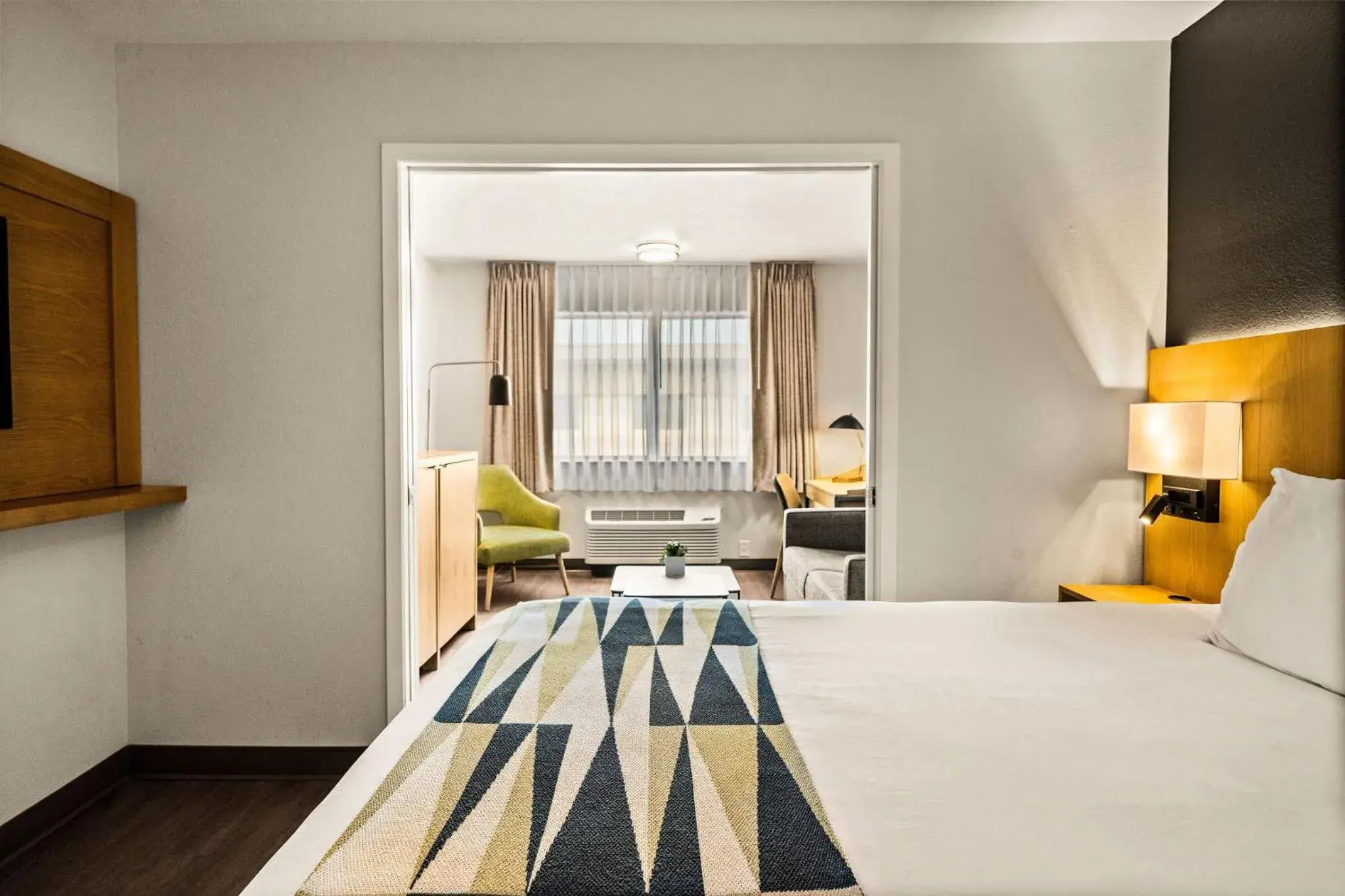 Seating area, Bed in Oxford Suites Redding Seating area, Bed in Oxford Suites Redding