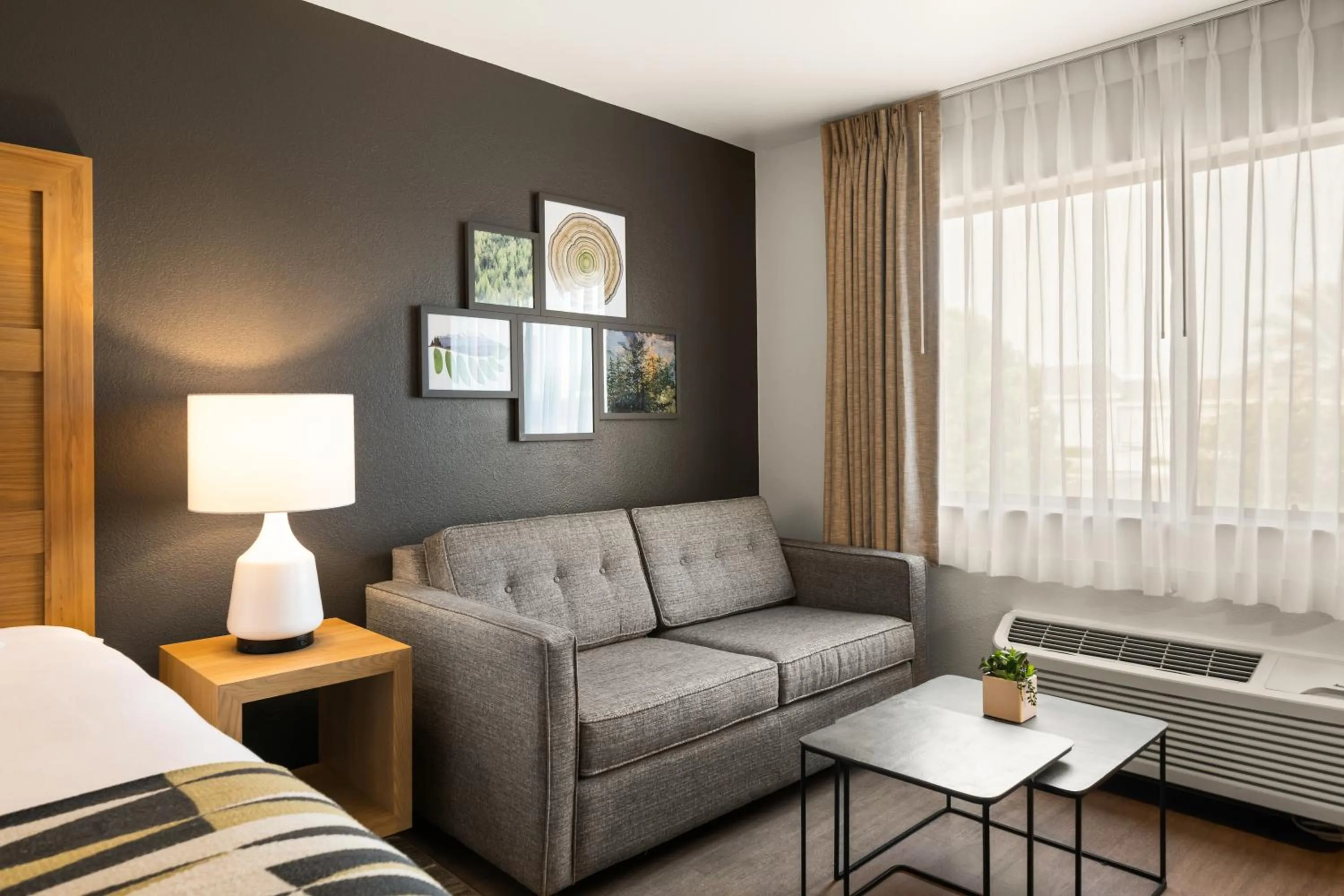 Seating area in Oxford Suites Redding