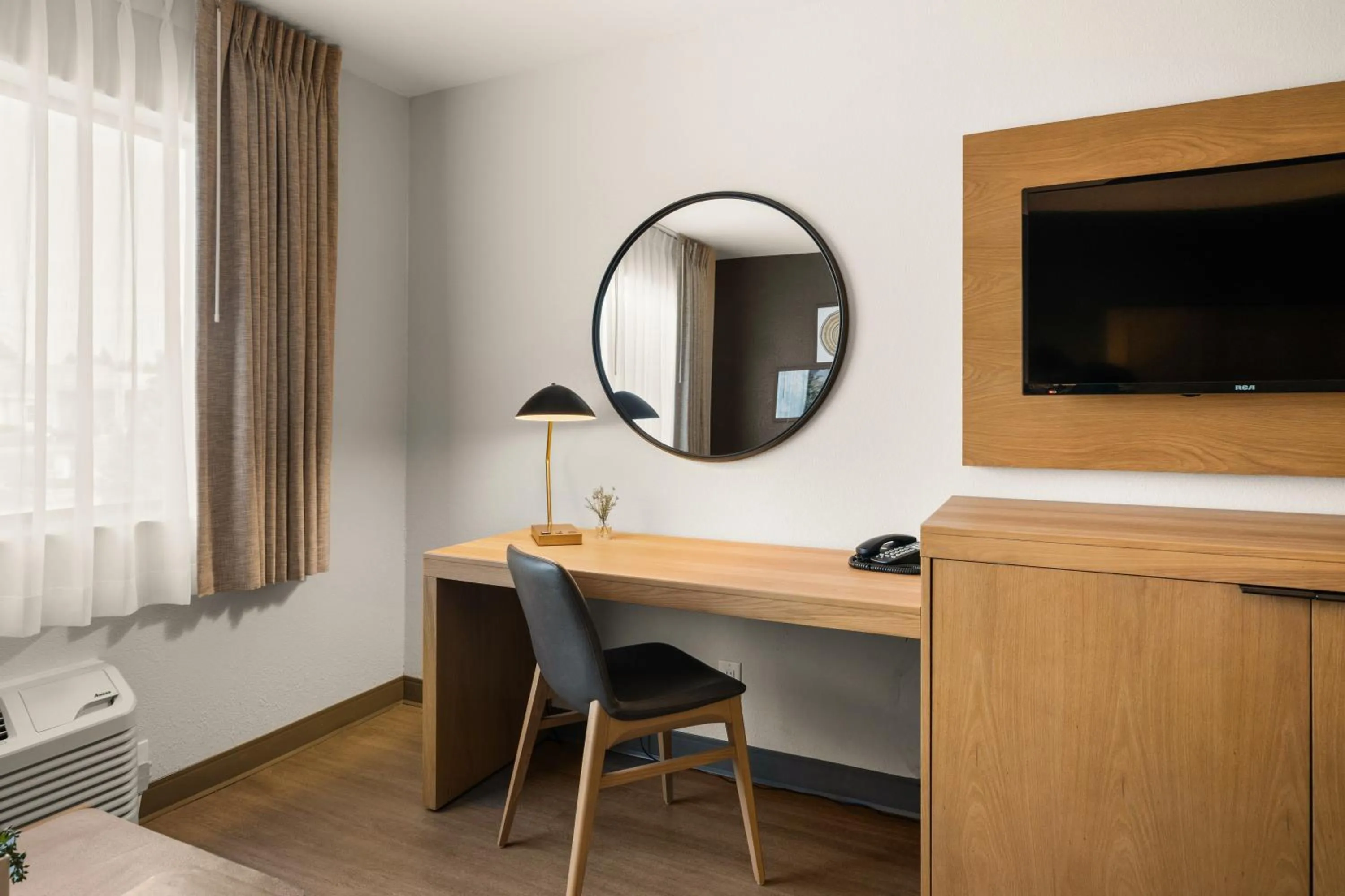 Seating area in Oxford Suites Redding