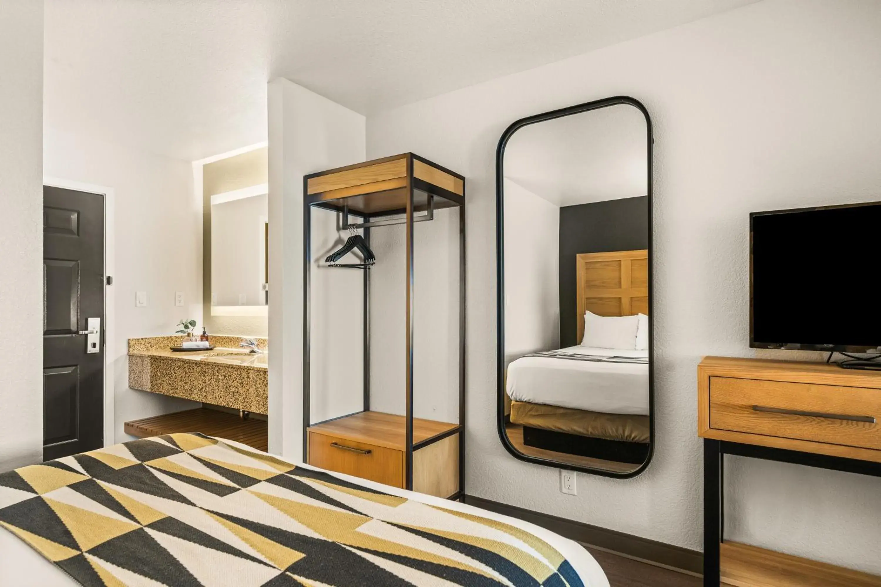 Bedroom, Bed in Oxford Suites Redding Bedroom, Bed in Oxford Suites Redding