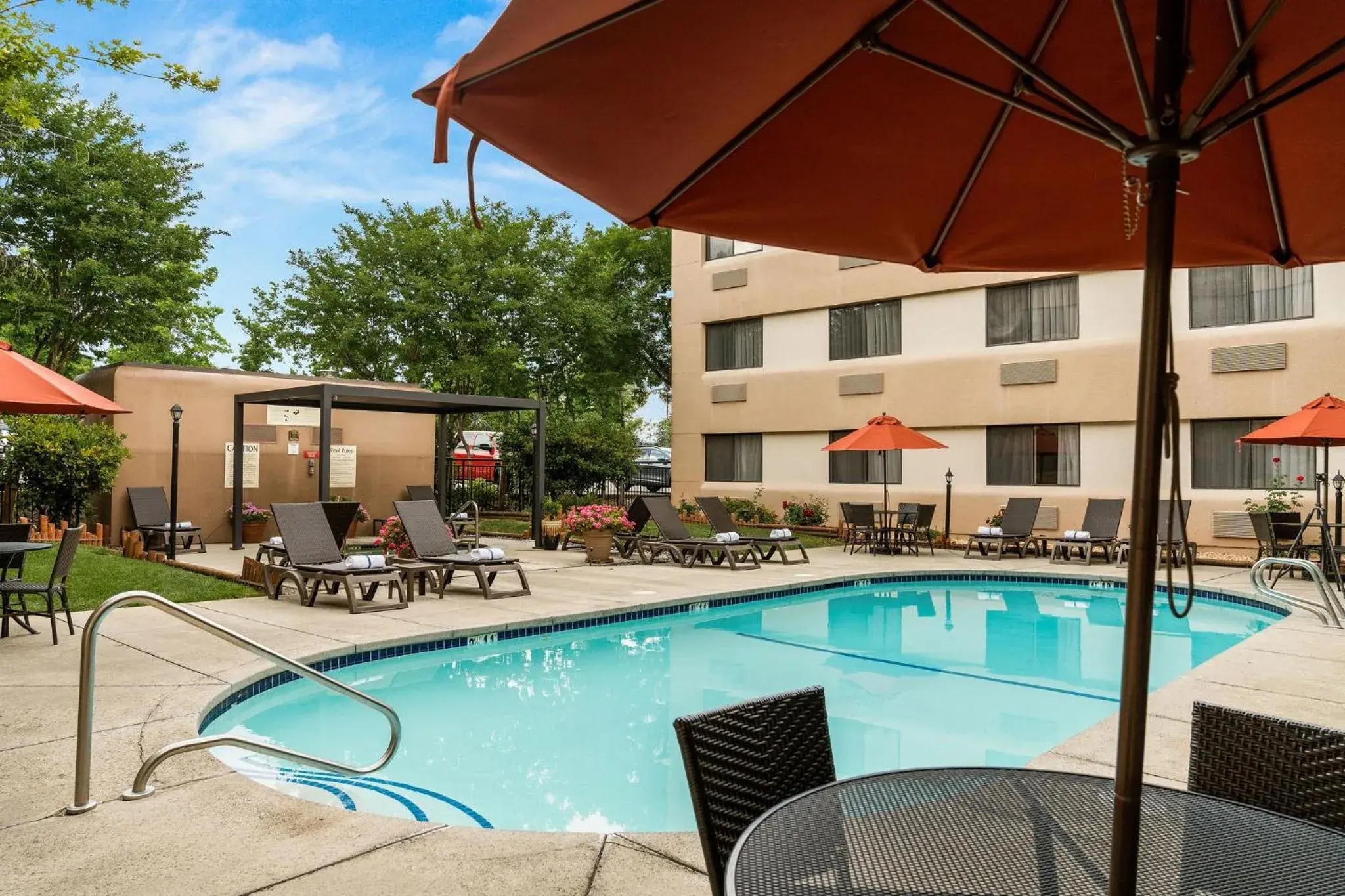 Swimming pool in Oxford Suites Redding Swimming pool in Oxford Suites Redding
