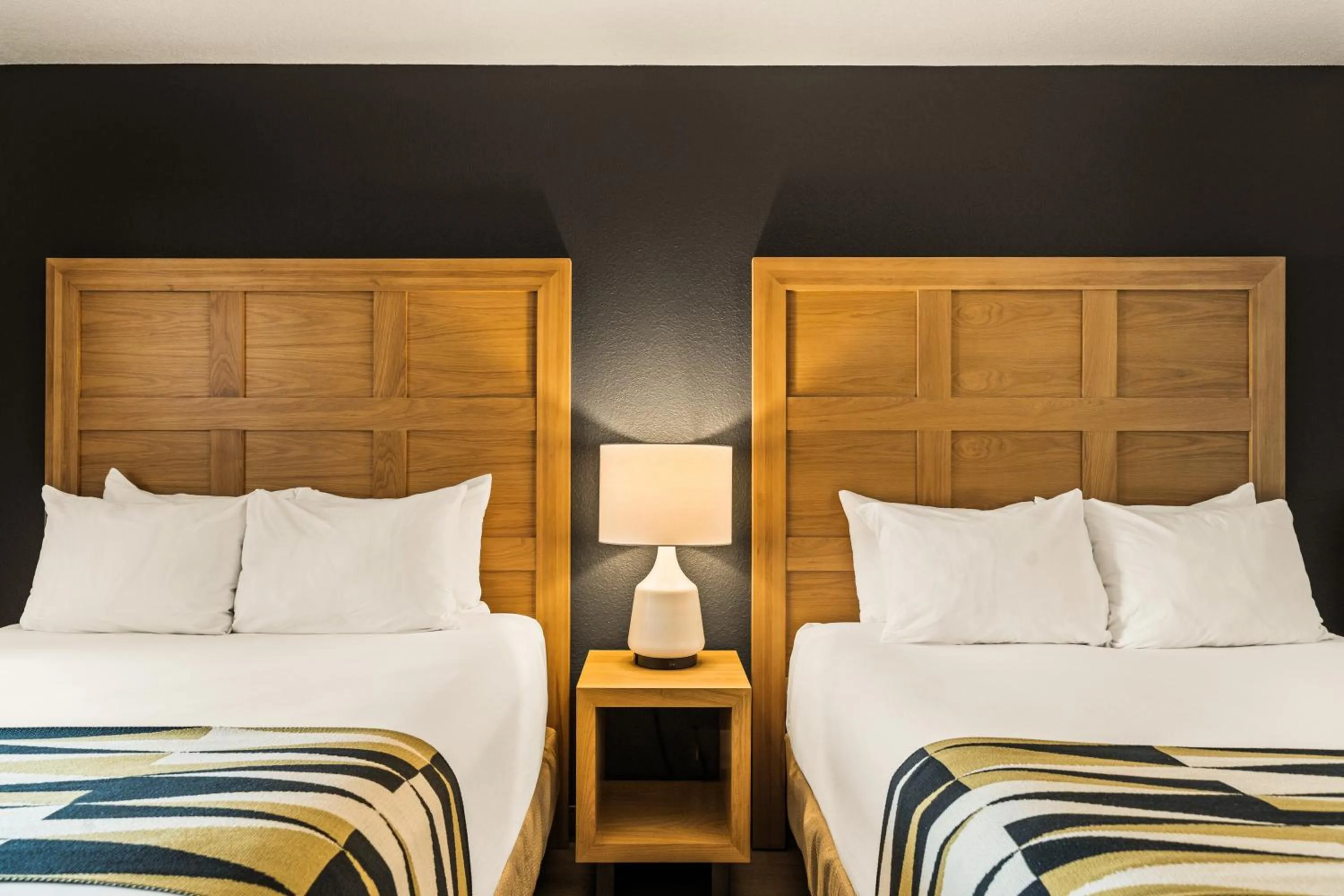 Bedroom, Bed in Oxford Suites Redding