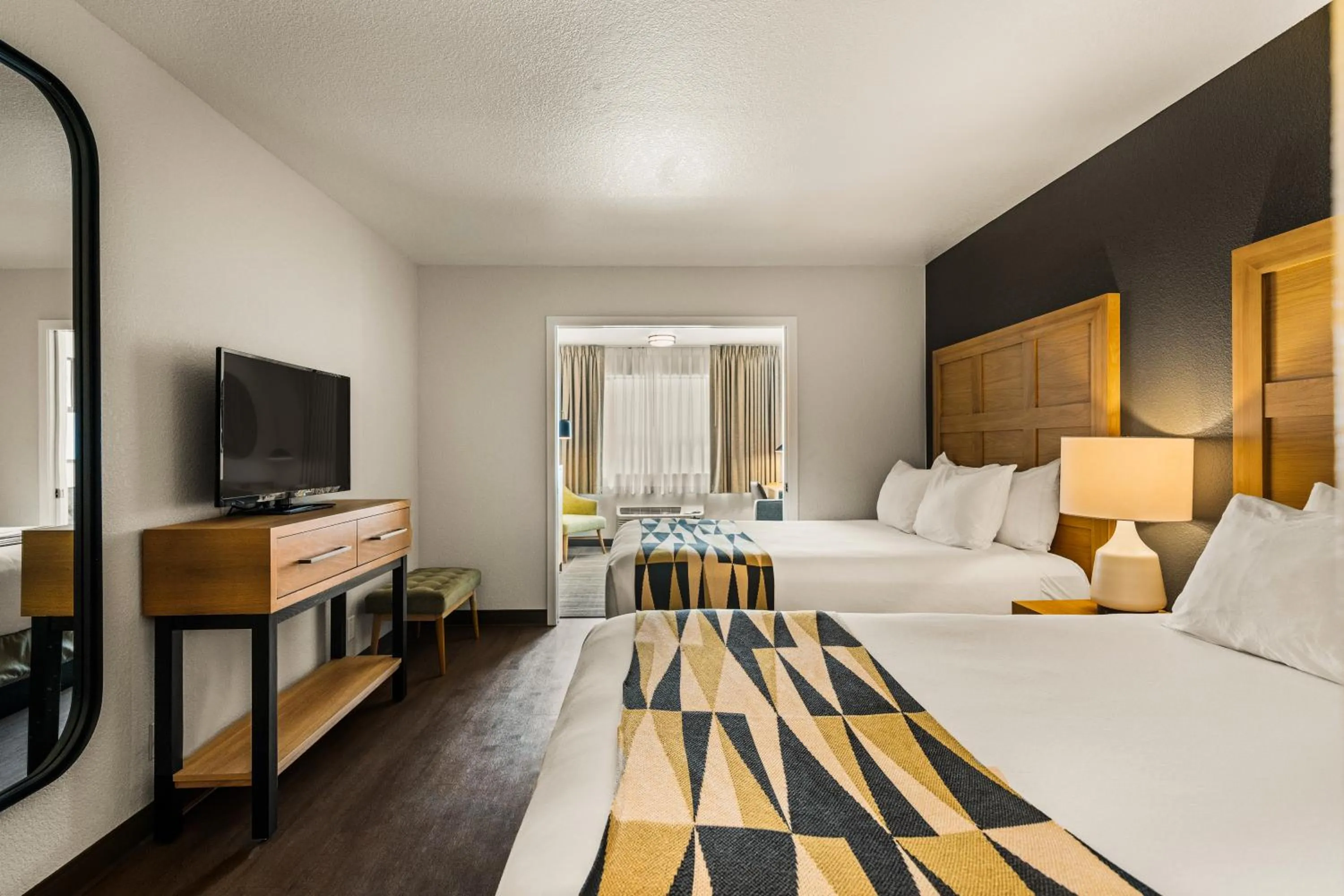 Bedroom, Bed in Oxford Suites Redding