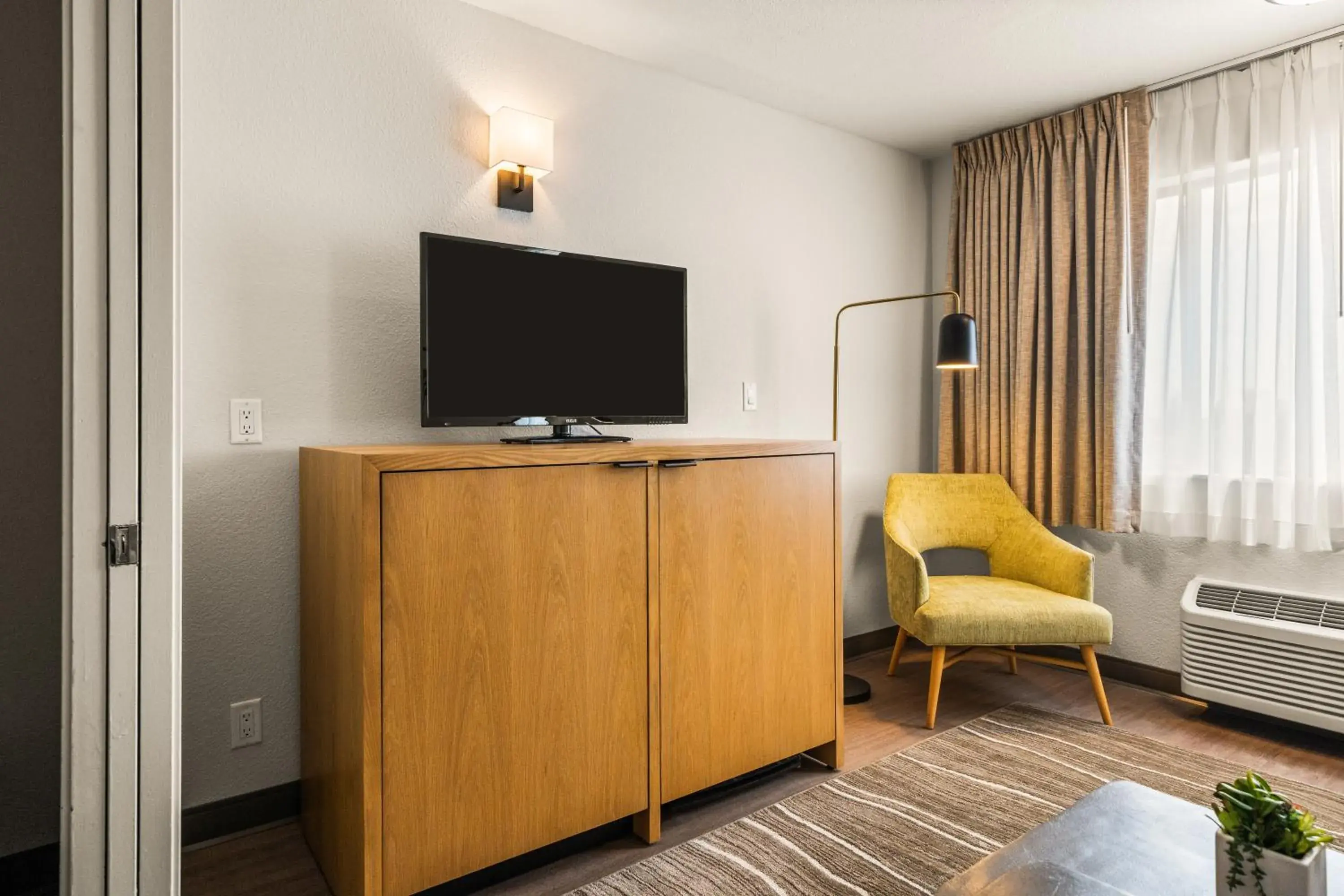 Seating area, Bed in Oxford Suites Redding Seating area, Bed in Oxford Suites Redding