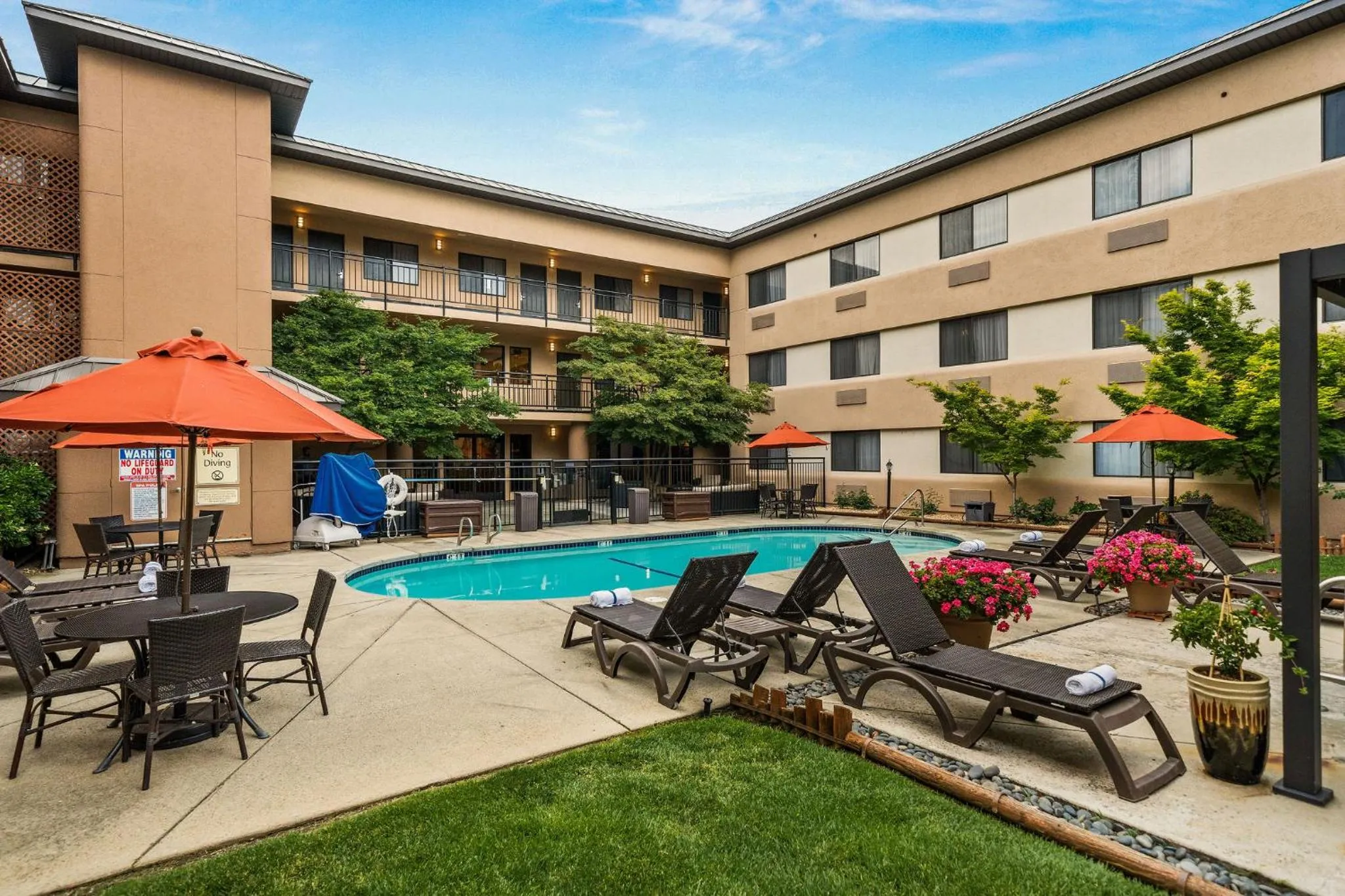 Swimming pool in Oxford Suites Redding
