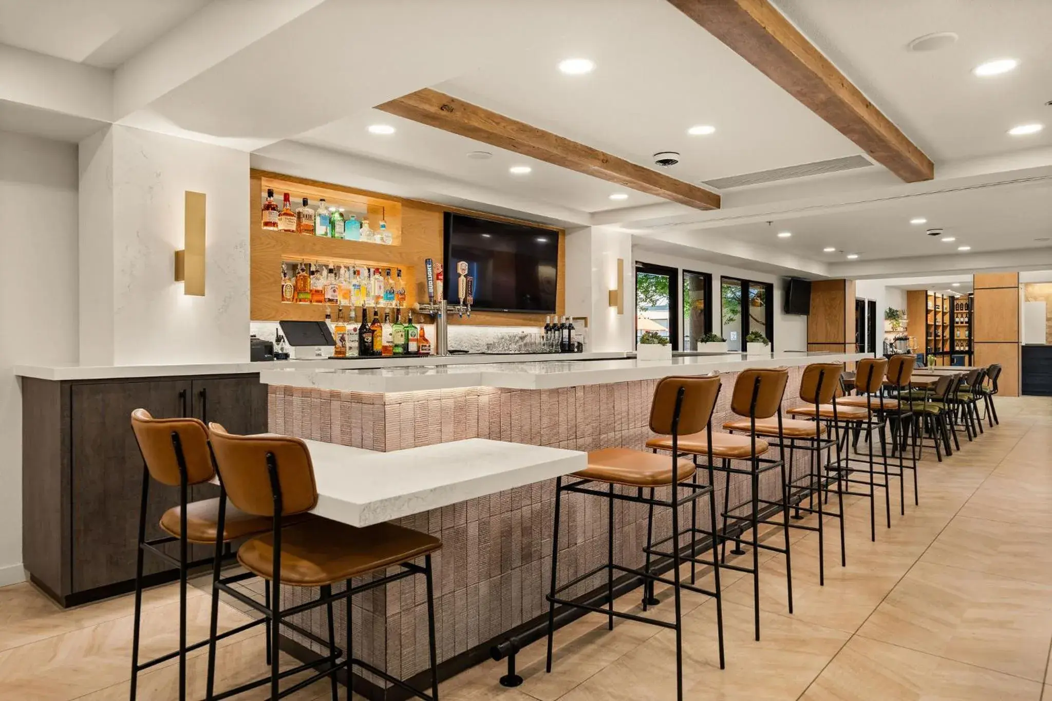 Lounge or bar in Oxford Suites Redding Lounge or bar in Oxford Suites Redding