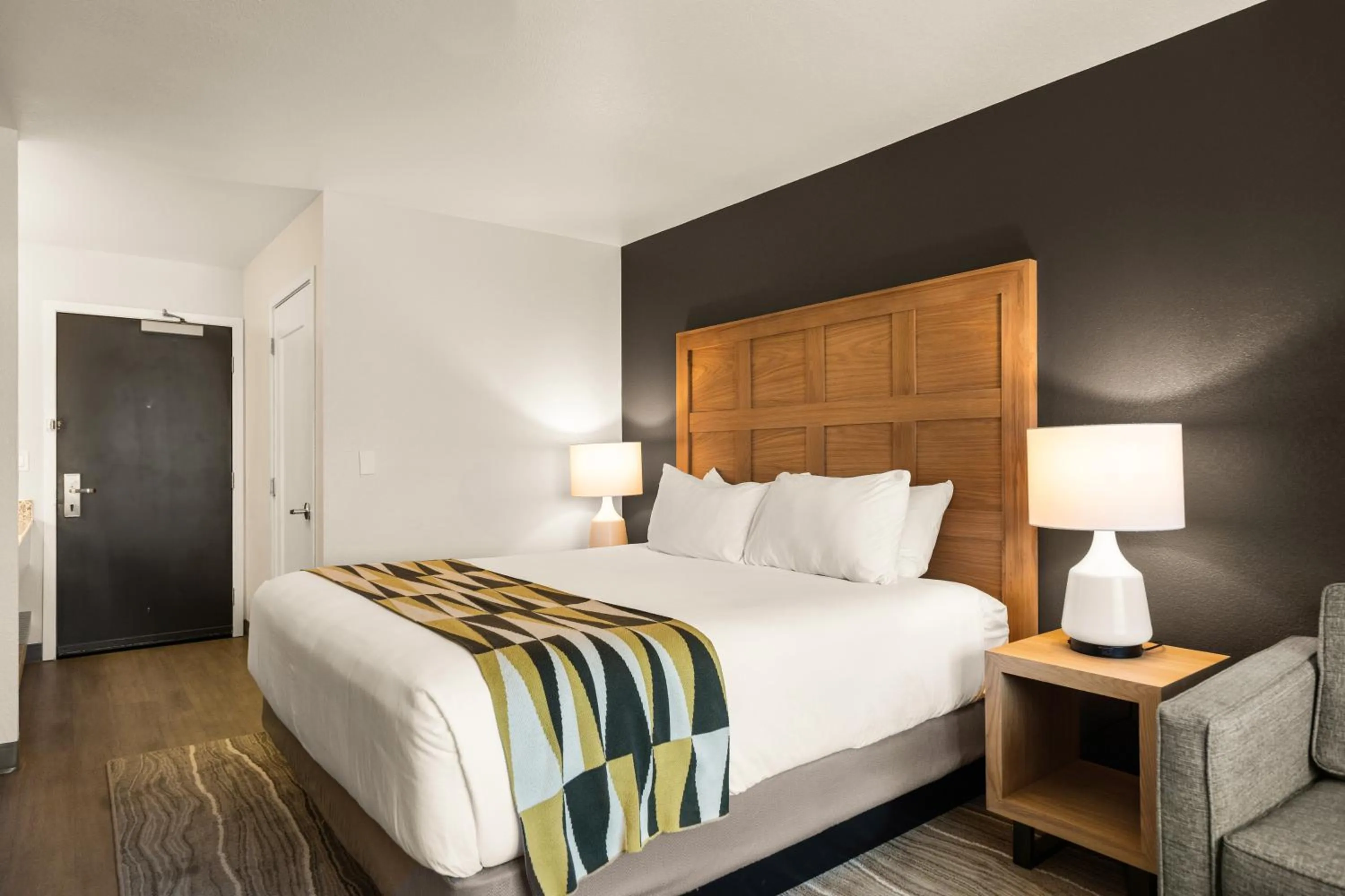 Bedroom, Bed in Oxford Suites Redding