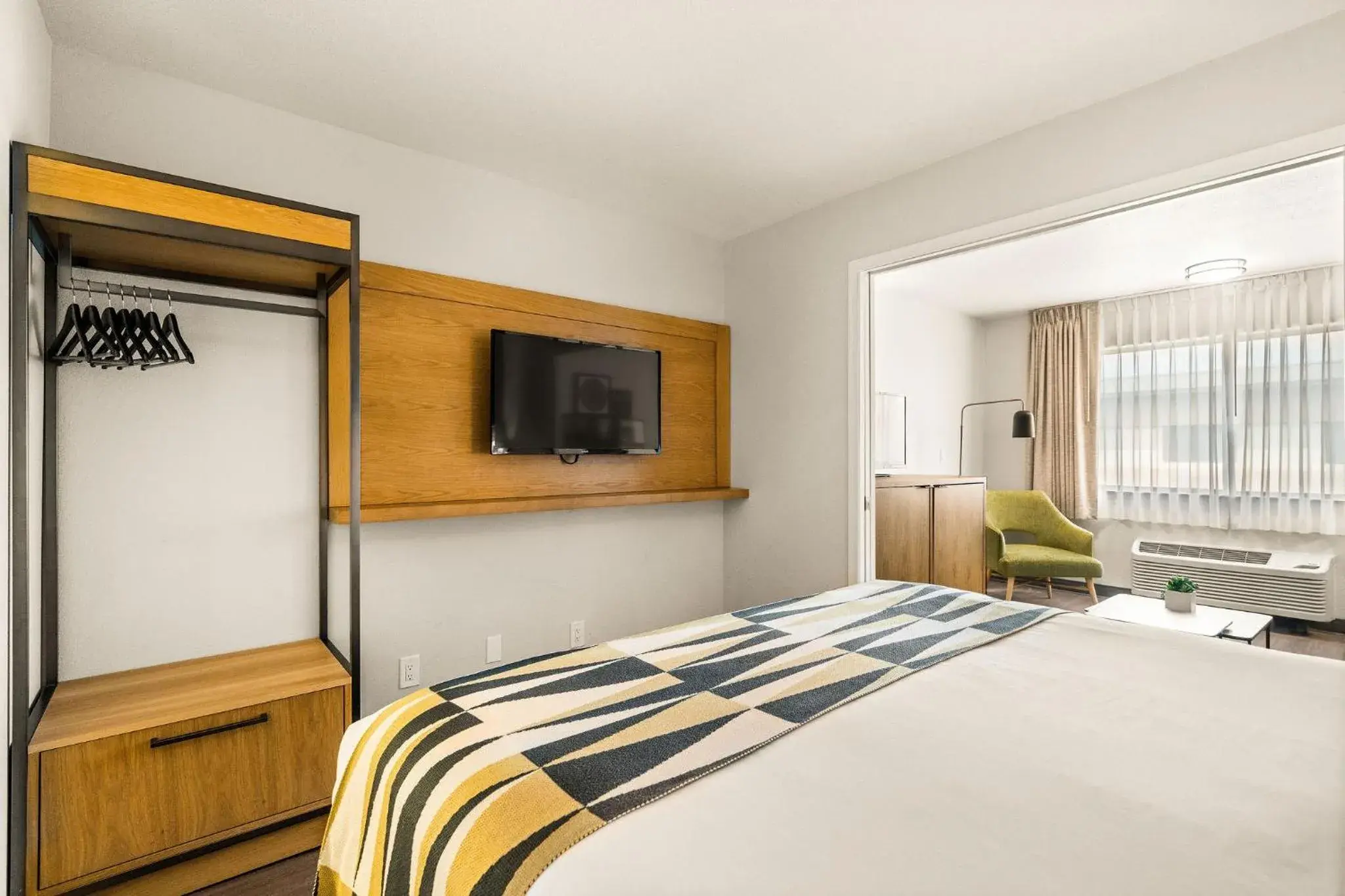 TV and multimedia, Bed in Oxford Suites Redding TV and multimedia, Bed in Oxford Suites Redding