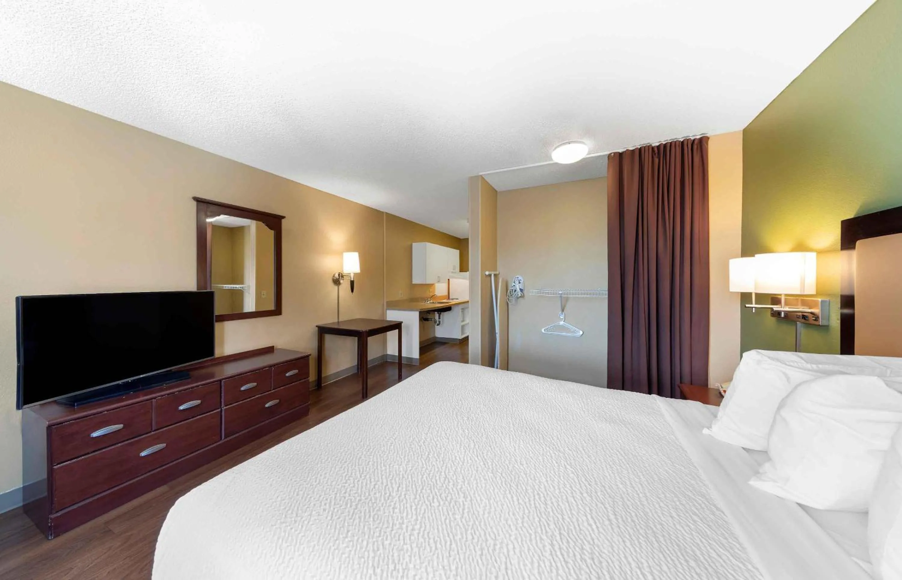 Bedroom, Bed in Extended Stay America Suites - Los Angeles - Burbank Airport