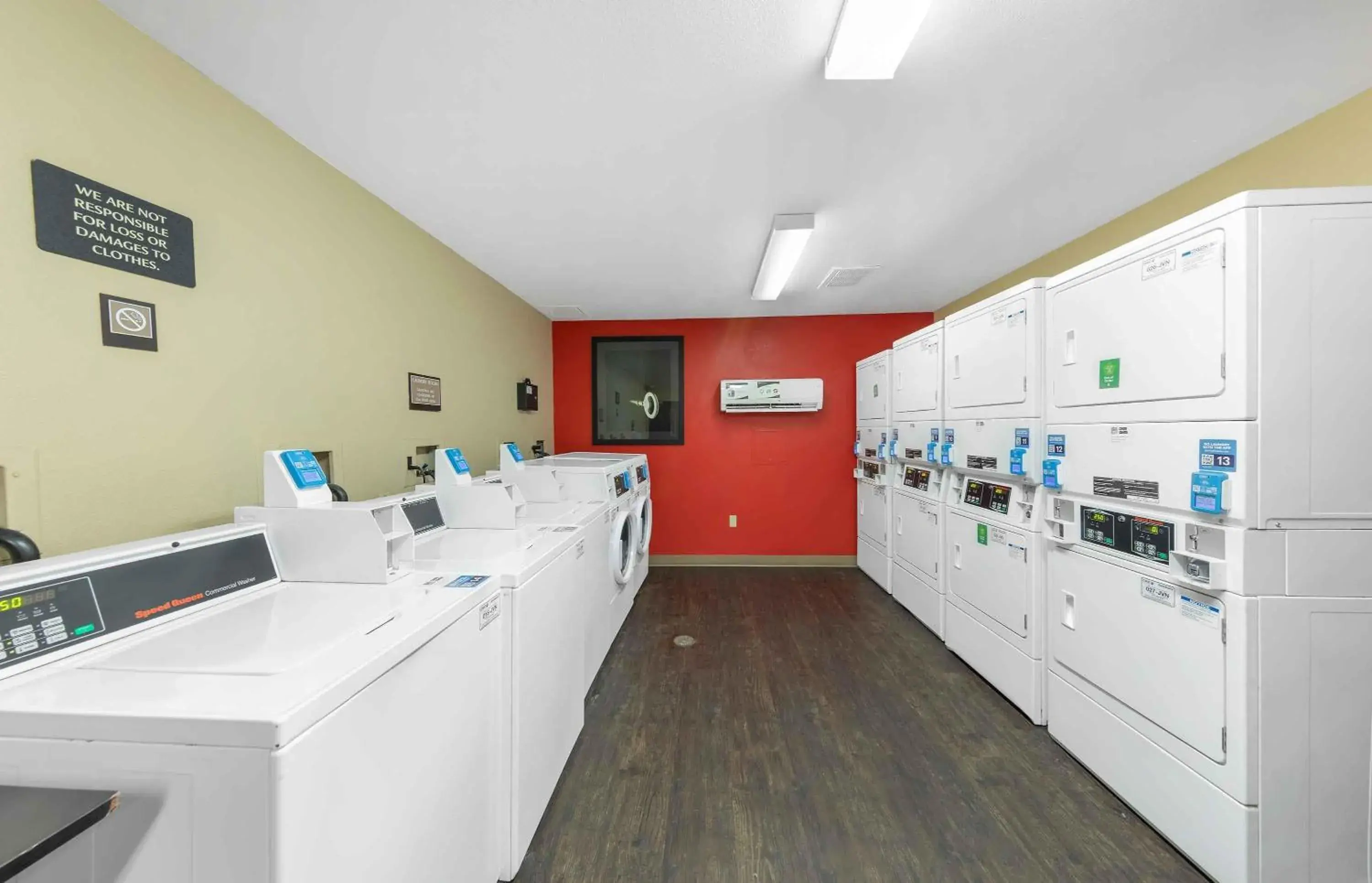 Property building in Extended Stay America Suites - Los Angeles - Burbank Airport Property building in Extended Stay America Suites - Los Angeles - Burbank Airport