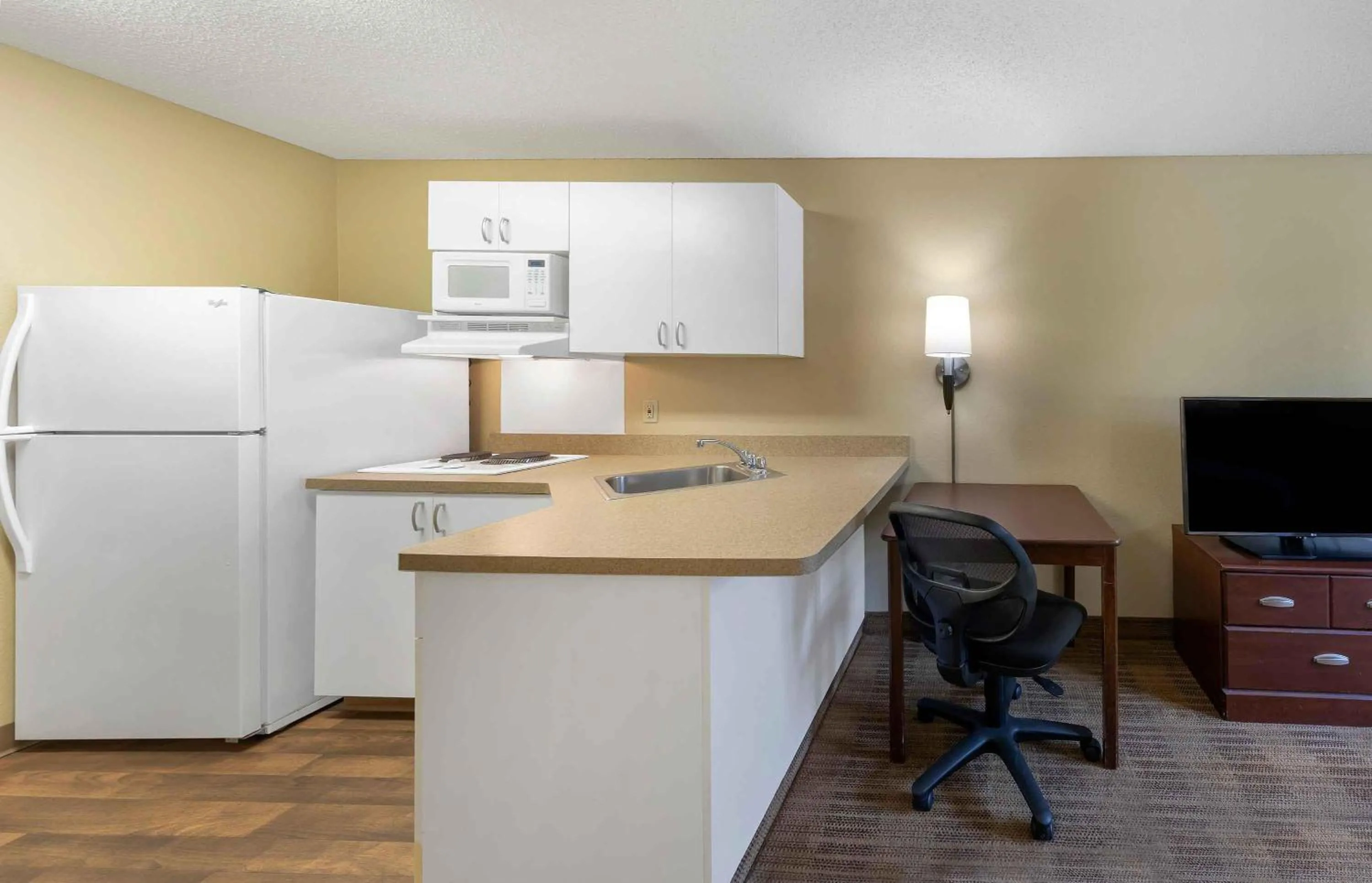 Kitchen or kitchenette in Extended Stay America Suites - Los Angeles - Burbank Airport