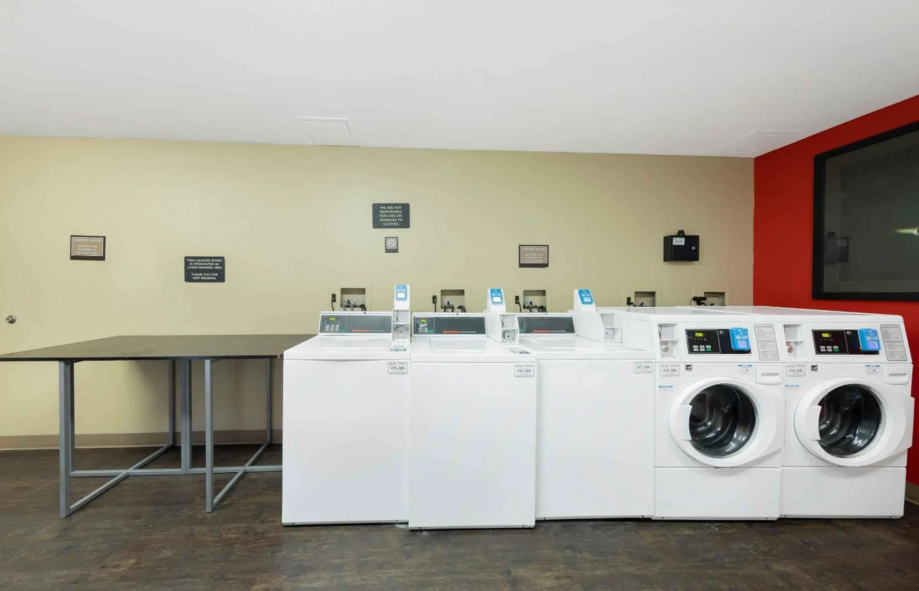 Property building in Extended Stay America Suites - Los Angeles - Burbank Airport Property building in Extended Stay America Suites - Los Angeles - Burbank Airport