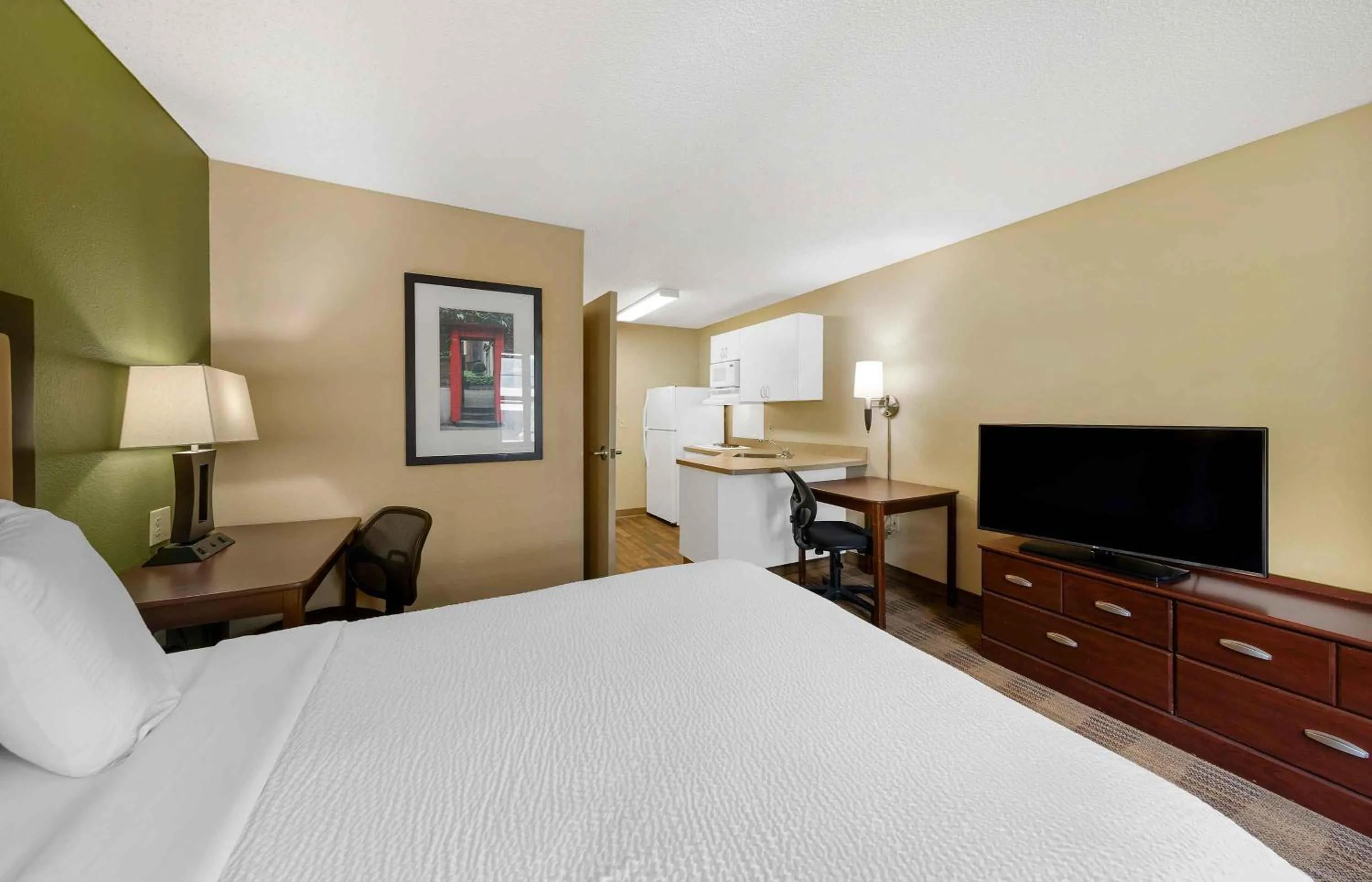 Bedroom, Bed in Extended Stay America Suites - Los Angeles - Burbank Airport