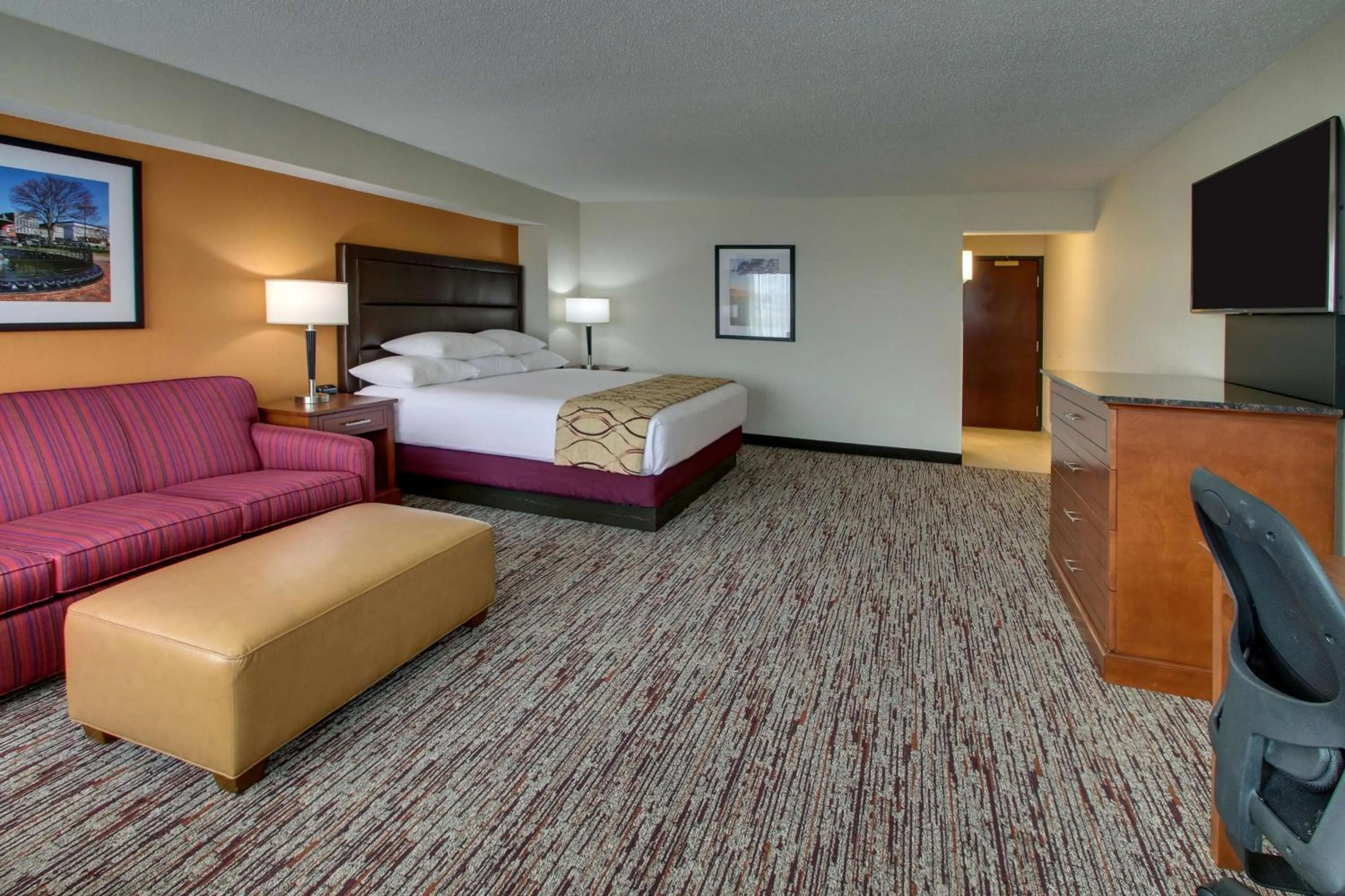 Photo of the whole room, Bed in Drury Inn & Suites Bowling Green