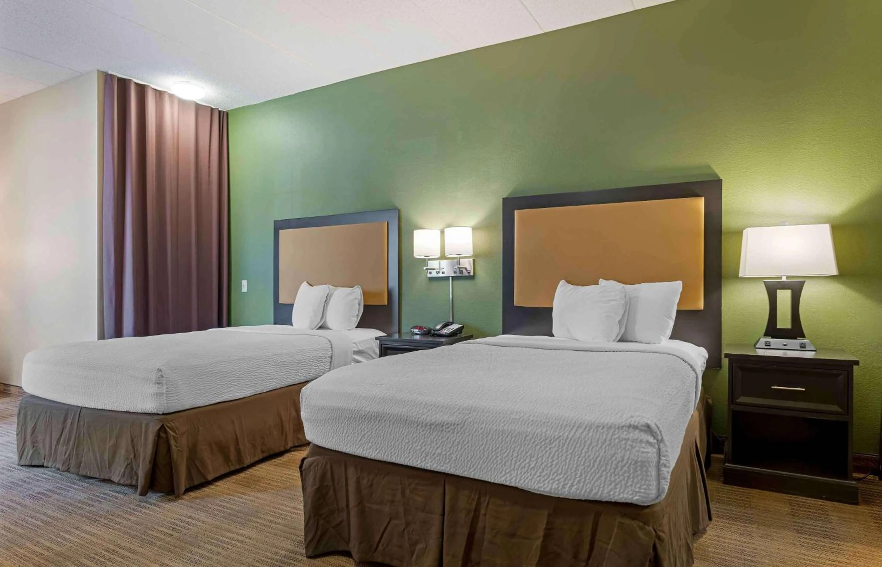 Bedroom, Bed in Extended Stay America Suites - Chicago - Skokie