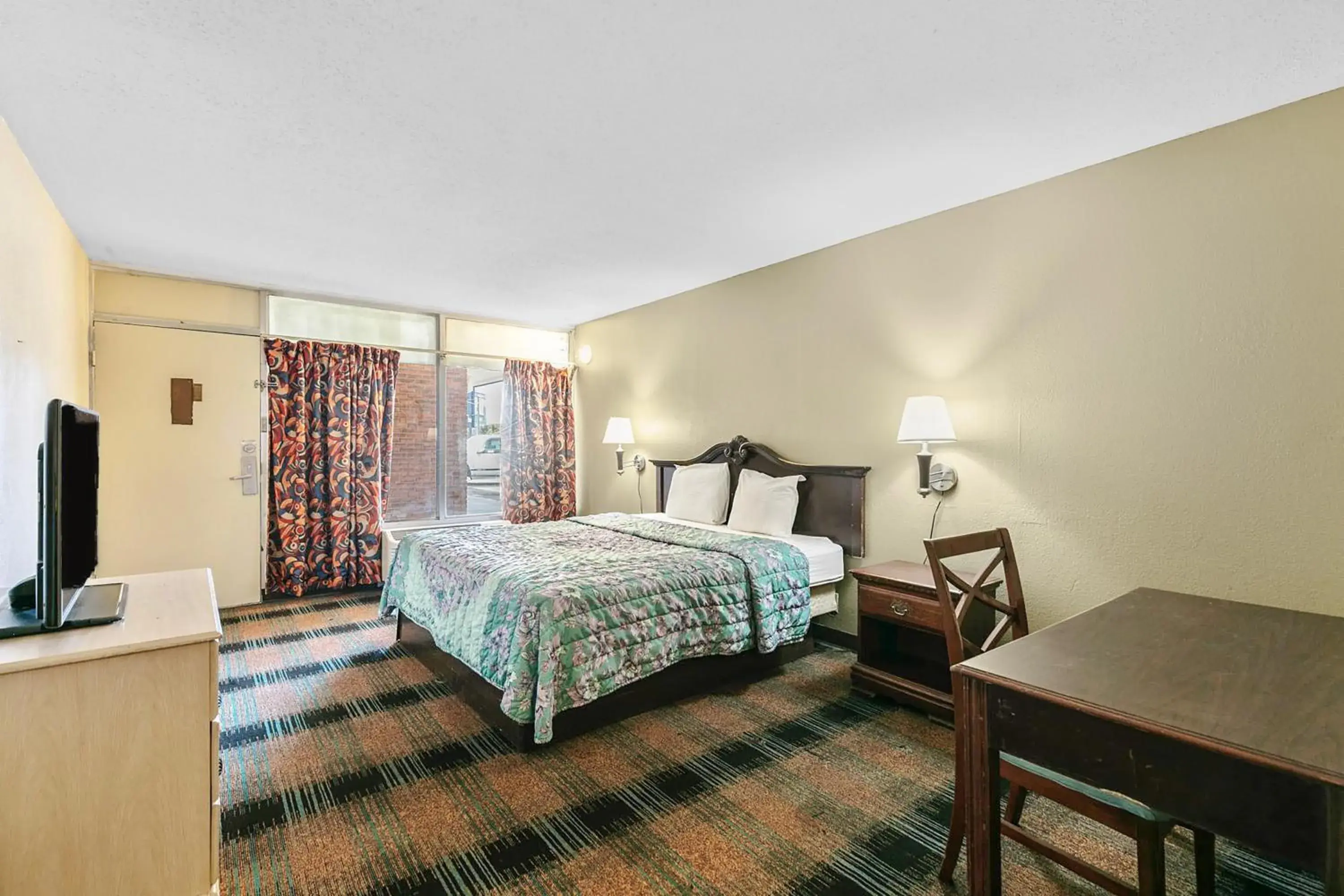 King Bed Smoking in Star Motel Hattiesburg University Area King Bed Smoking in Star Motel Hattiesburg University Area