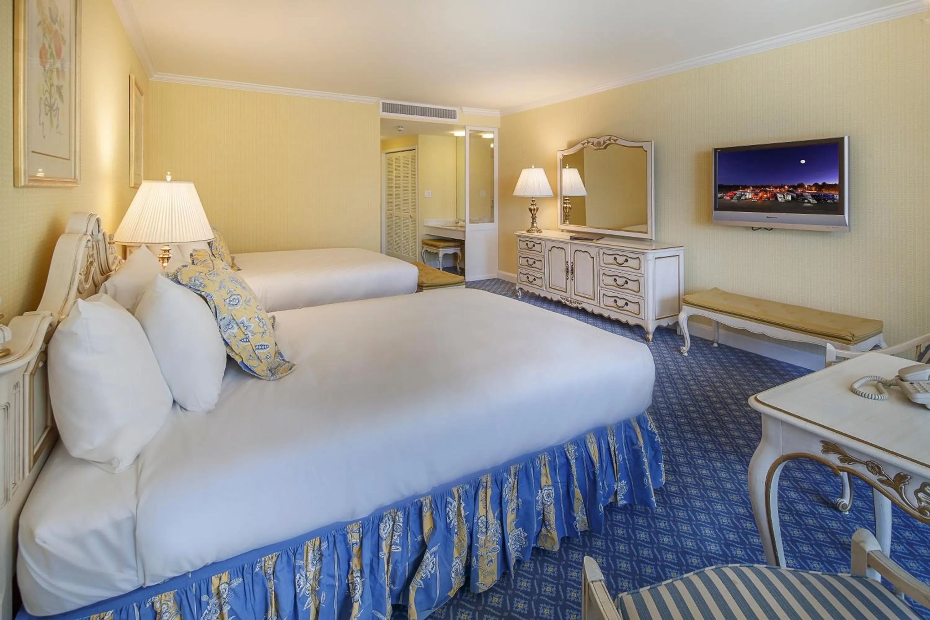 Bedroom, Bed in Little America Hotel - Wyoming