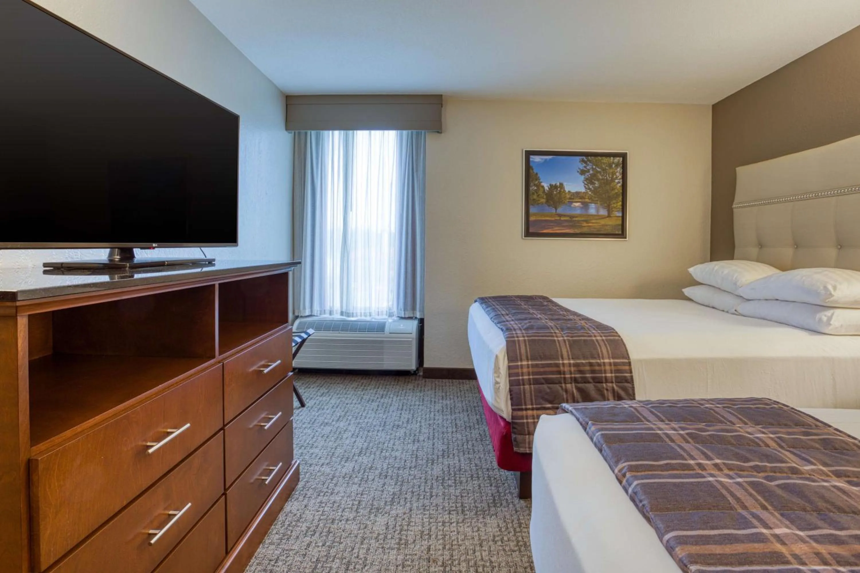 Photo of the whole room, Bed in Drury Inn & Suites St. Louis - Fairview Heights