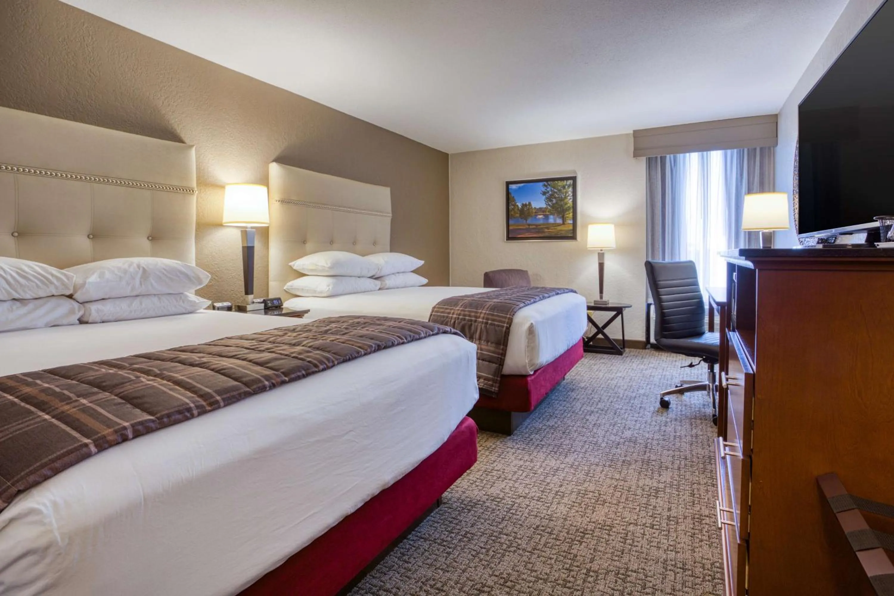 Photo of the whole room, Bed in Drury Inn & Suites St. Louis - Fairview Heights