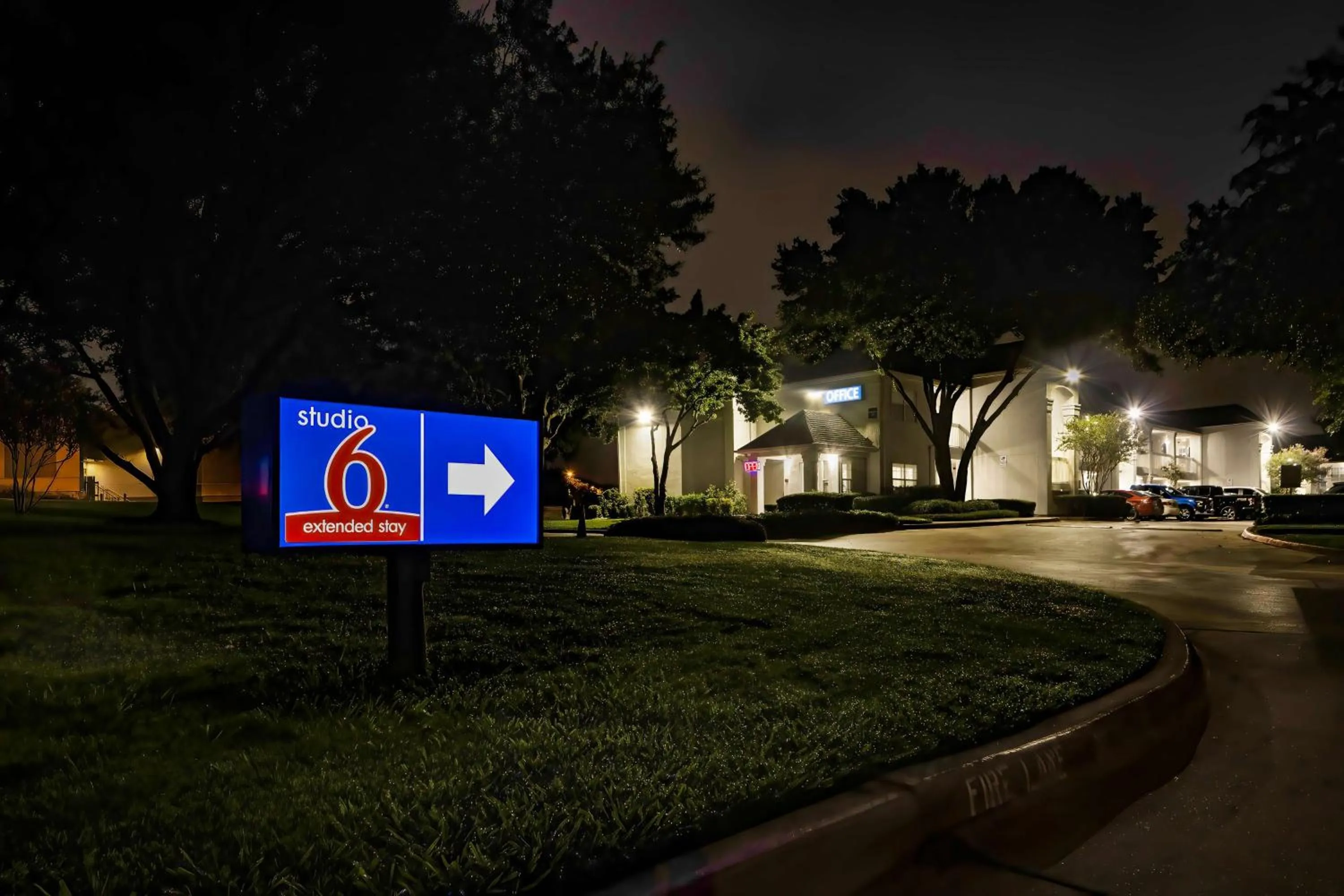 Property building in Studio 6-Arlington, TX - South - Dallas