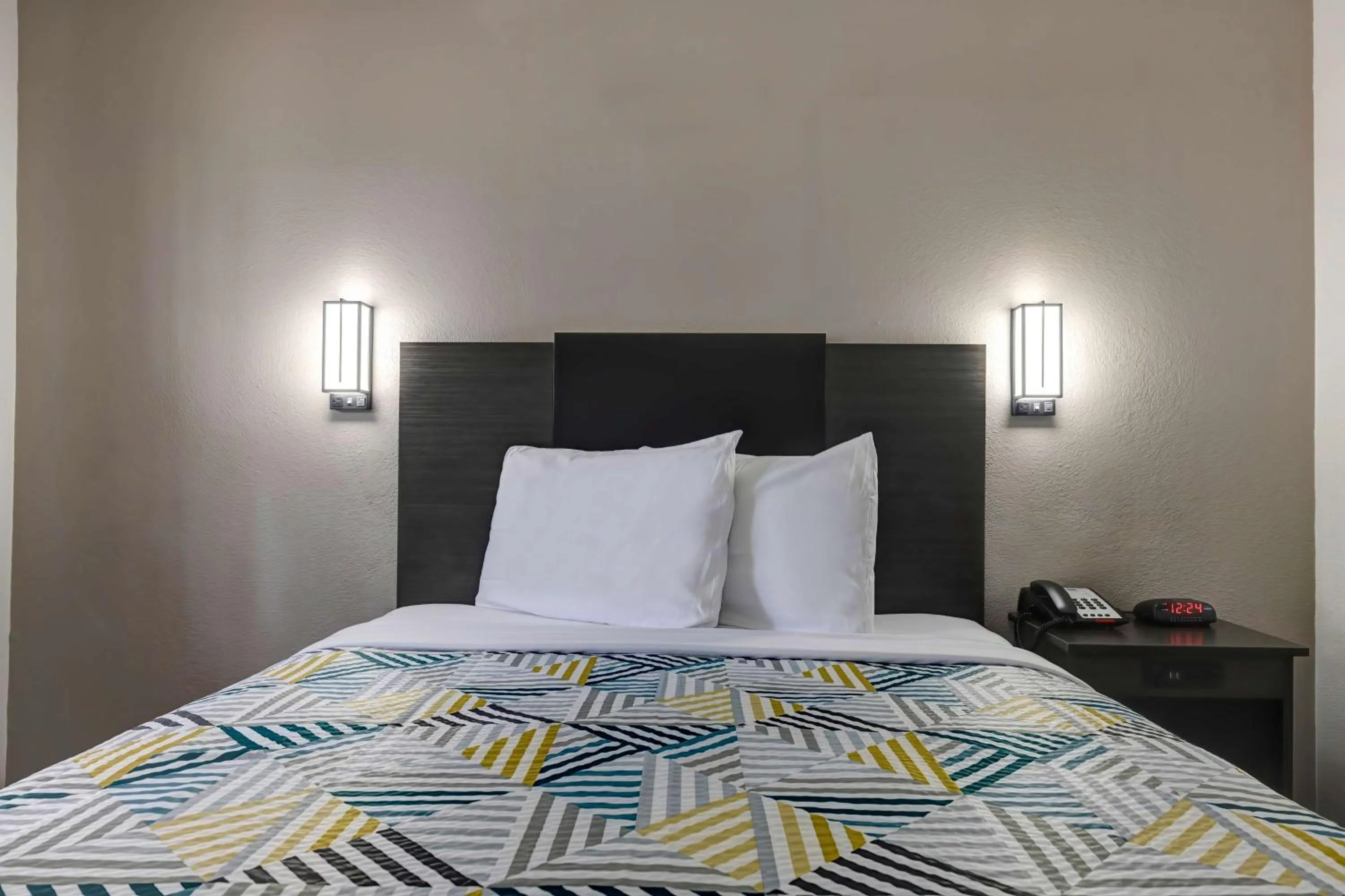 Bedroom, Bed in Studio 6-Arlington, TX - South - Dallas