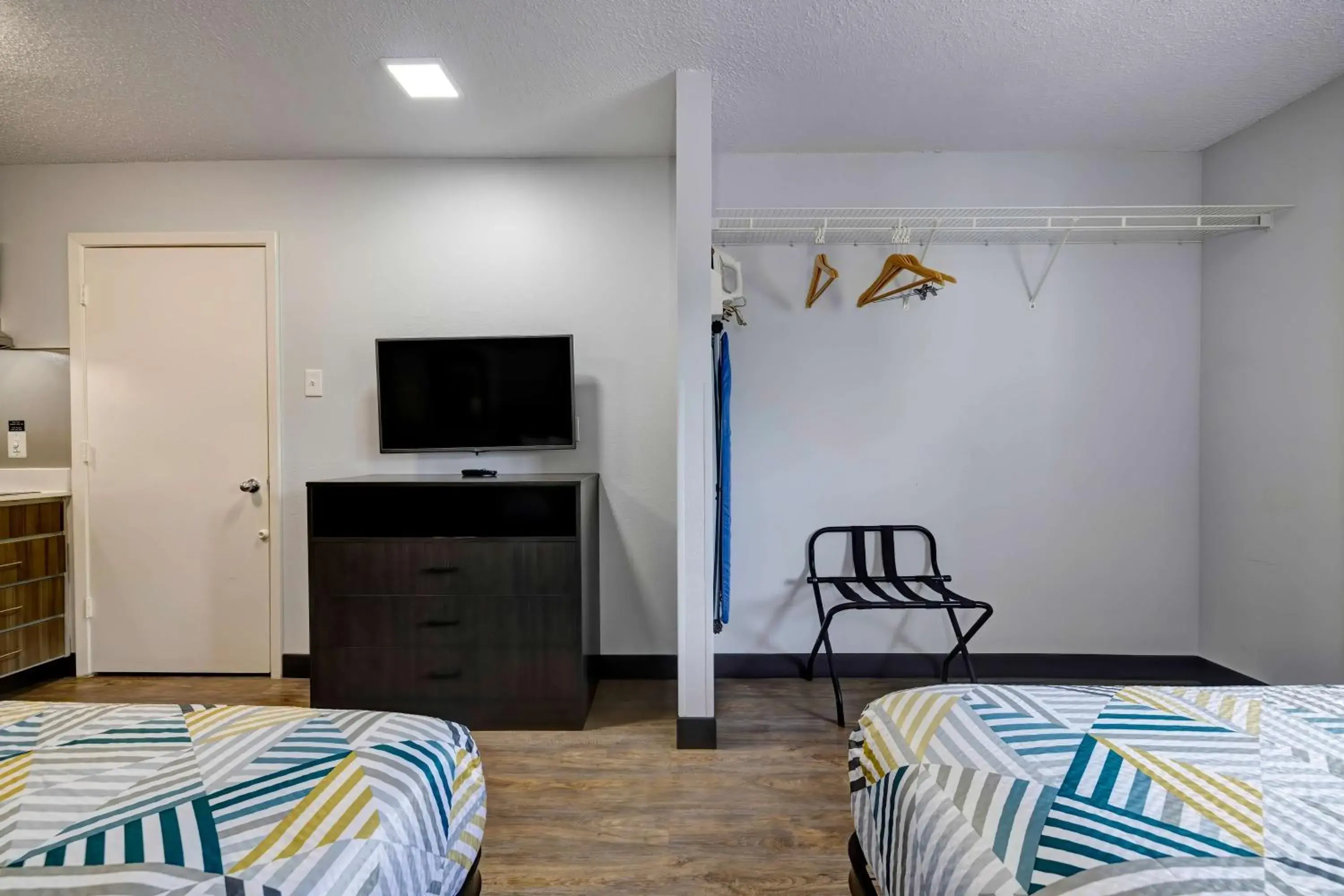 Bedroom, Bed in Studio 6-Arlington, TX - South - Dallas Bedroom, Bed in Studio 6-Arlington, TX - South - Dallas