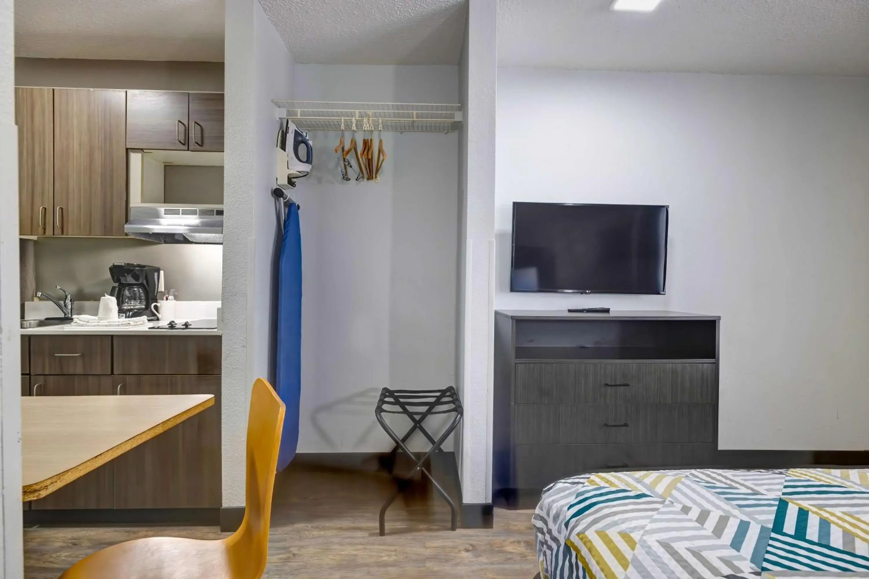 Bedroom, Bed in Studio 6-Arlington, TX - South - Dallas Bedroom, Bed in Studio 6-Arlington, TX - South - Dallas