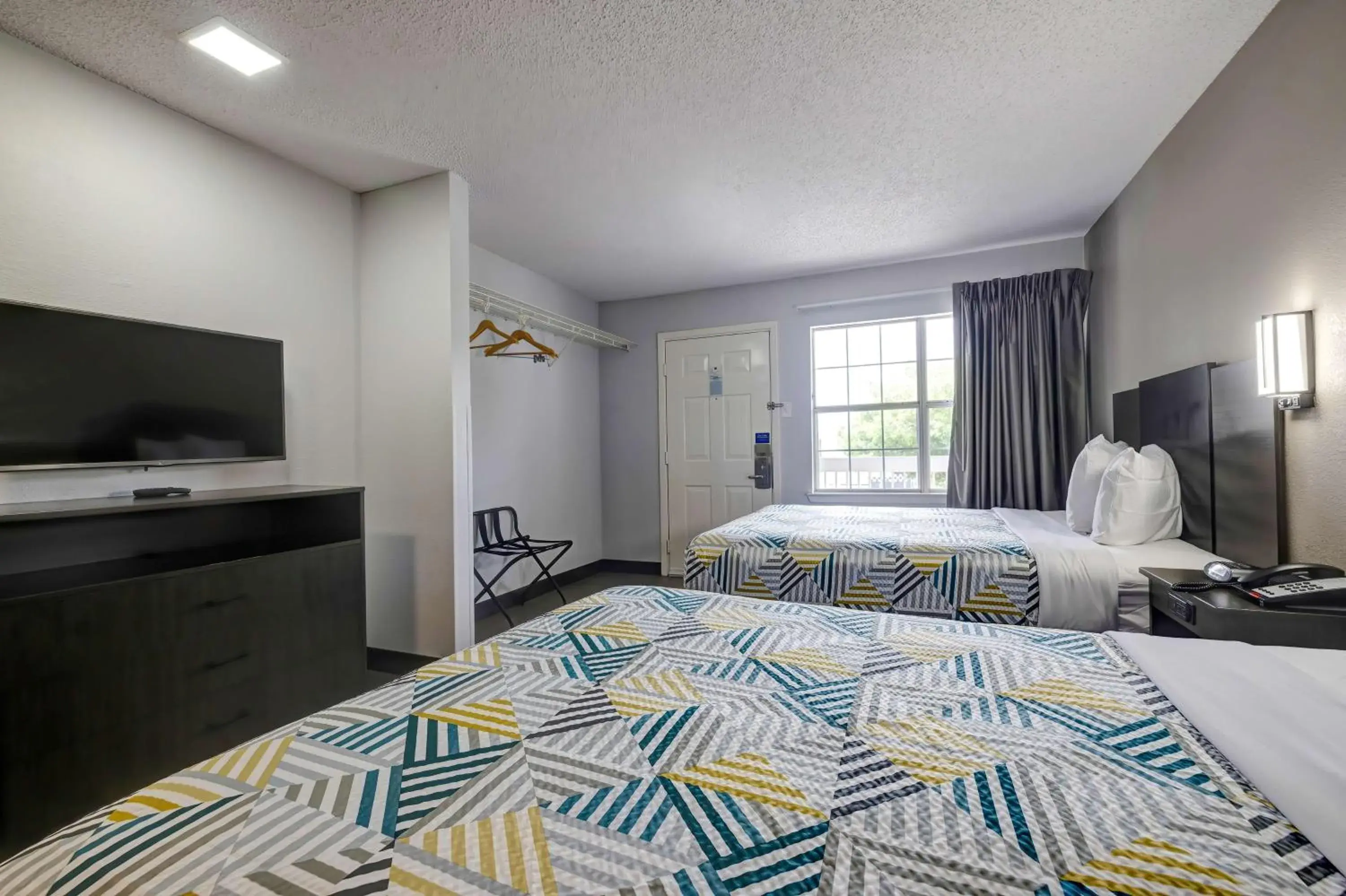 Bedroom, Bed in Studio 6-Arlington, TX - South - Dallas Bedroom, Bed in Studio 6-Arlington, TX - South - Dallas