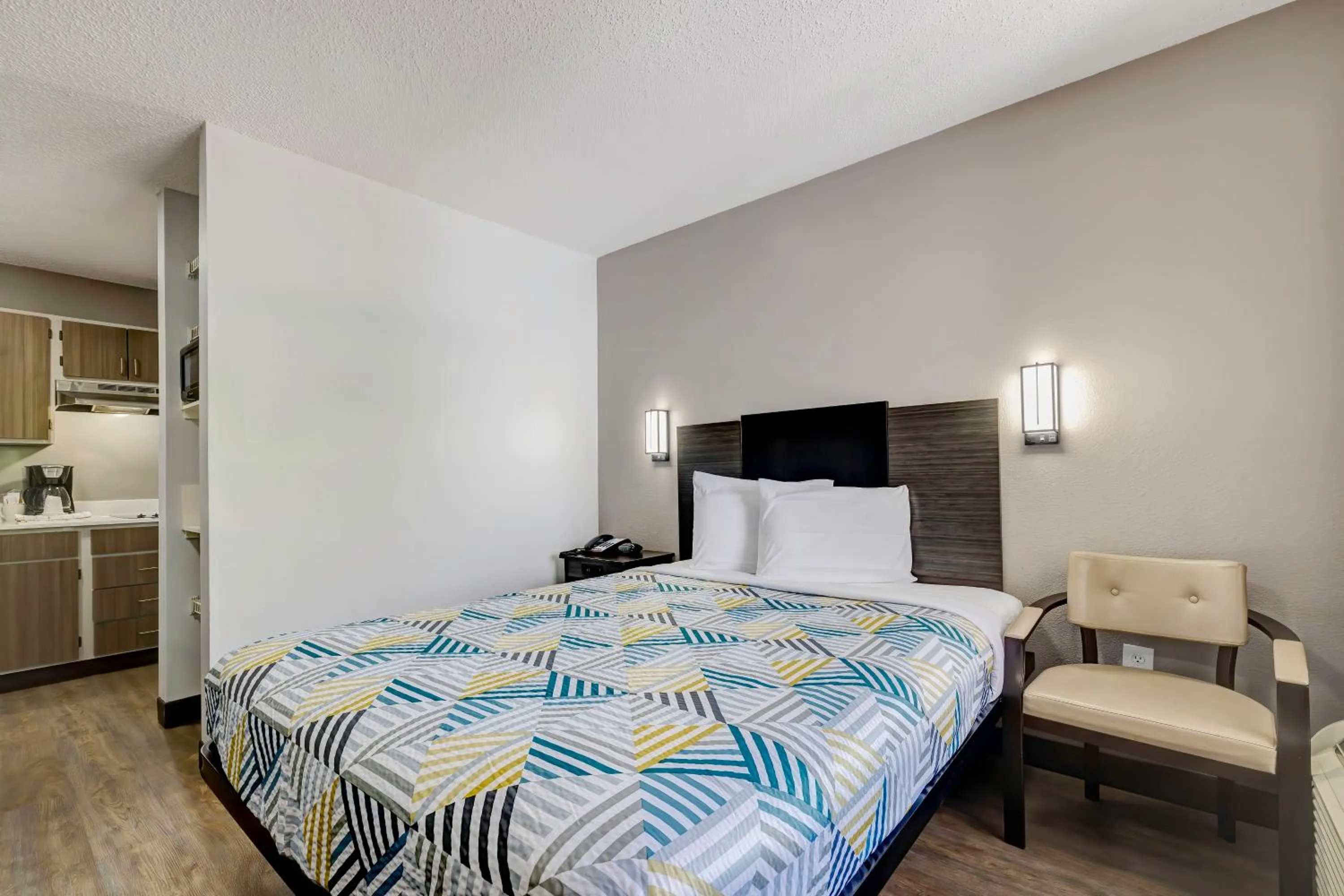 Bedroom, Bed in Studio 6-Arlington, TX - South - Dallas