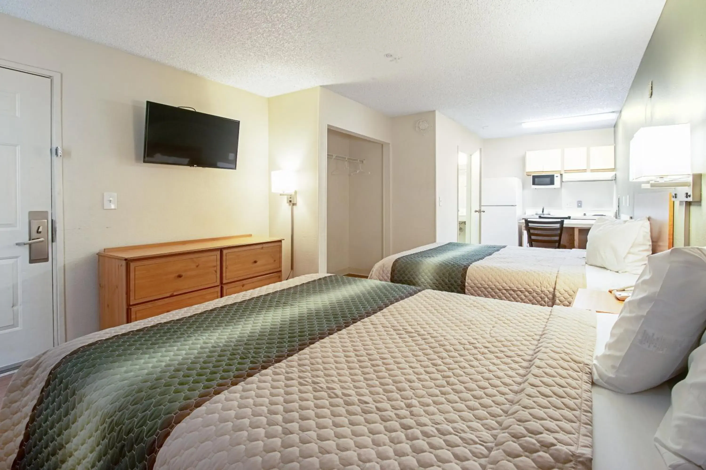 Photo of the whole room, Bed in HomeTowne Studios by Red Roof Phoenix - Dunlap Ave Photo of the whole room, Bed in HomeTowne Studios by Red Roof Phoenix - Dunlap Ave