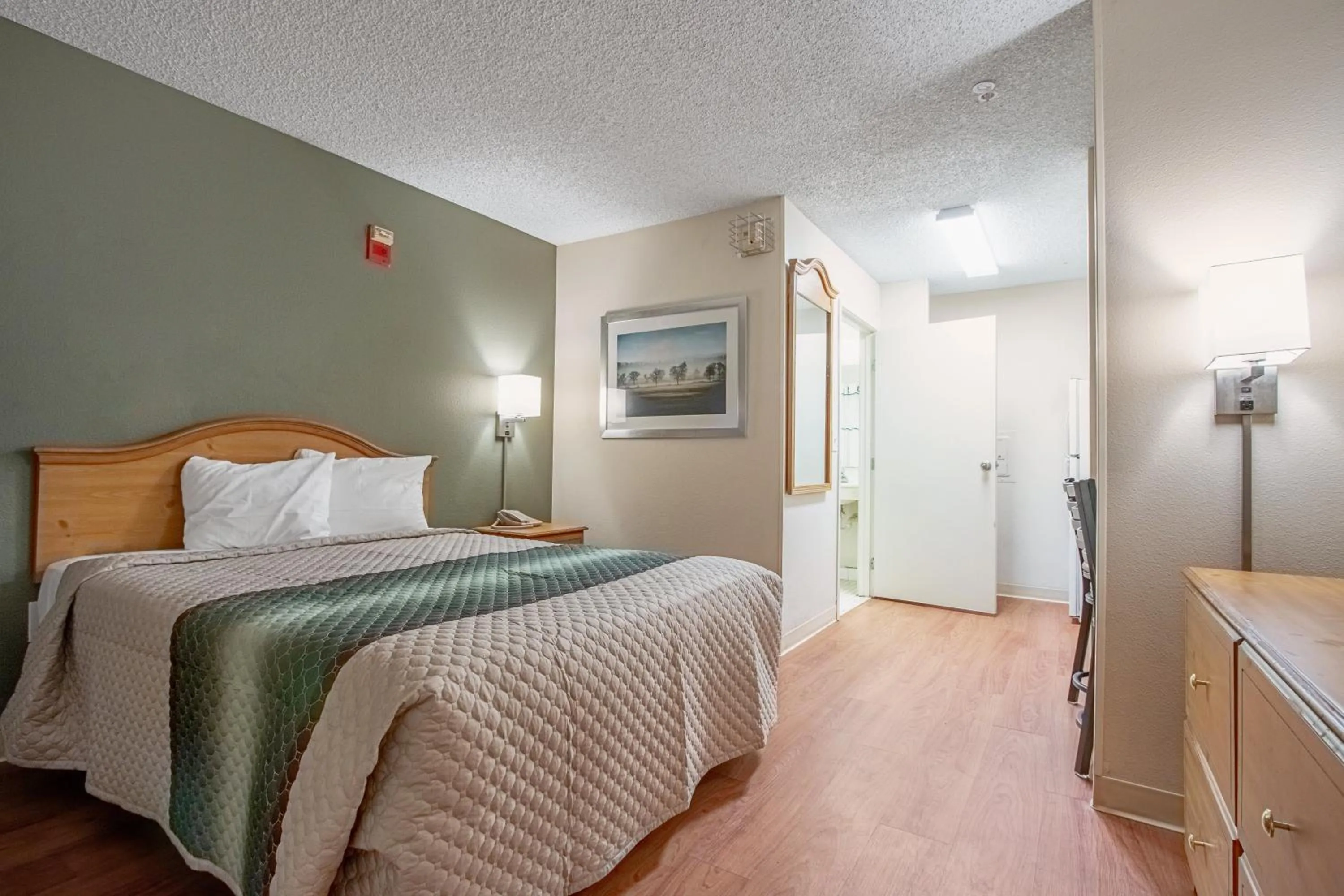 Photo of the whole room, Bed in HomeTowne Studios by Red Roof Phoenix - Dunlap Ave