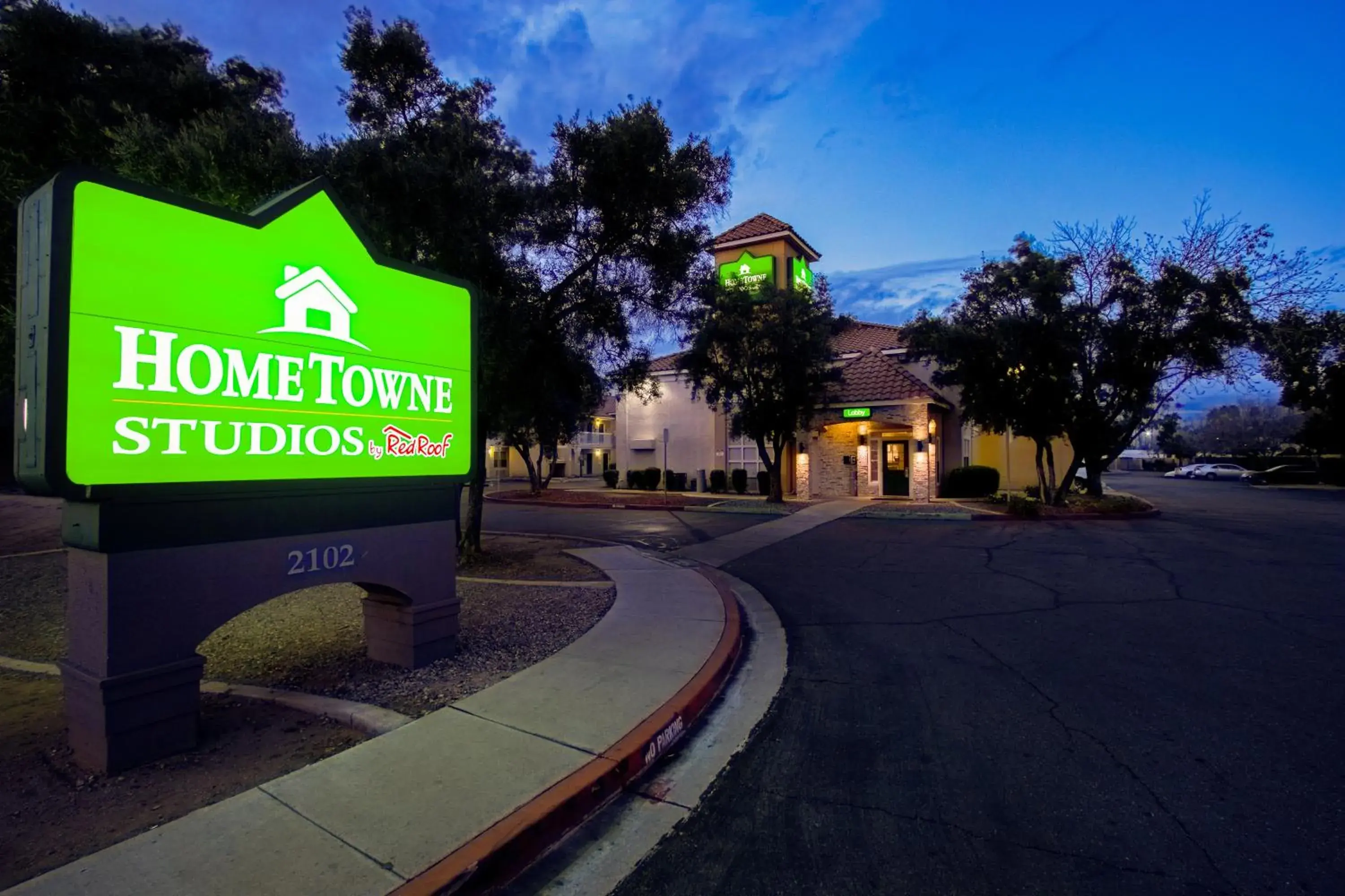 Property building in HomeTowne Studios by Red Roof Phoenix - Dunlap Ave Property building in HomeTowne Studios by Red Roof Phoenix - Dunlap Ave