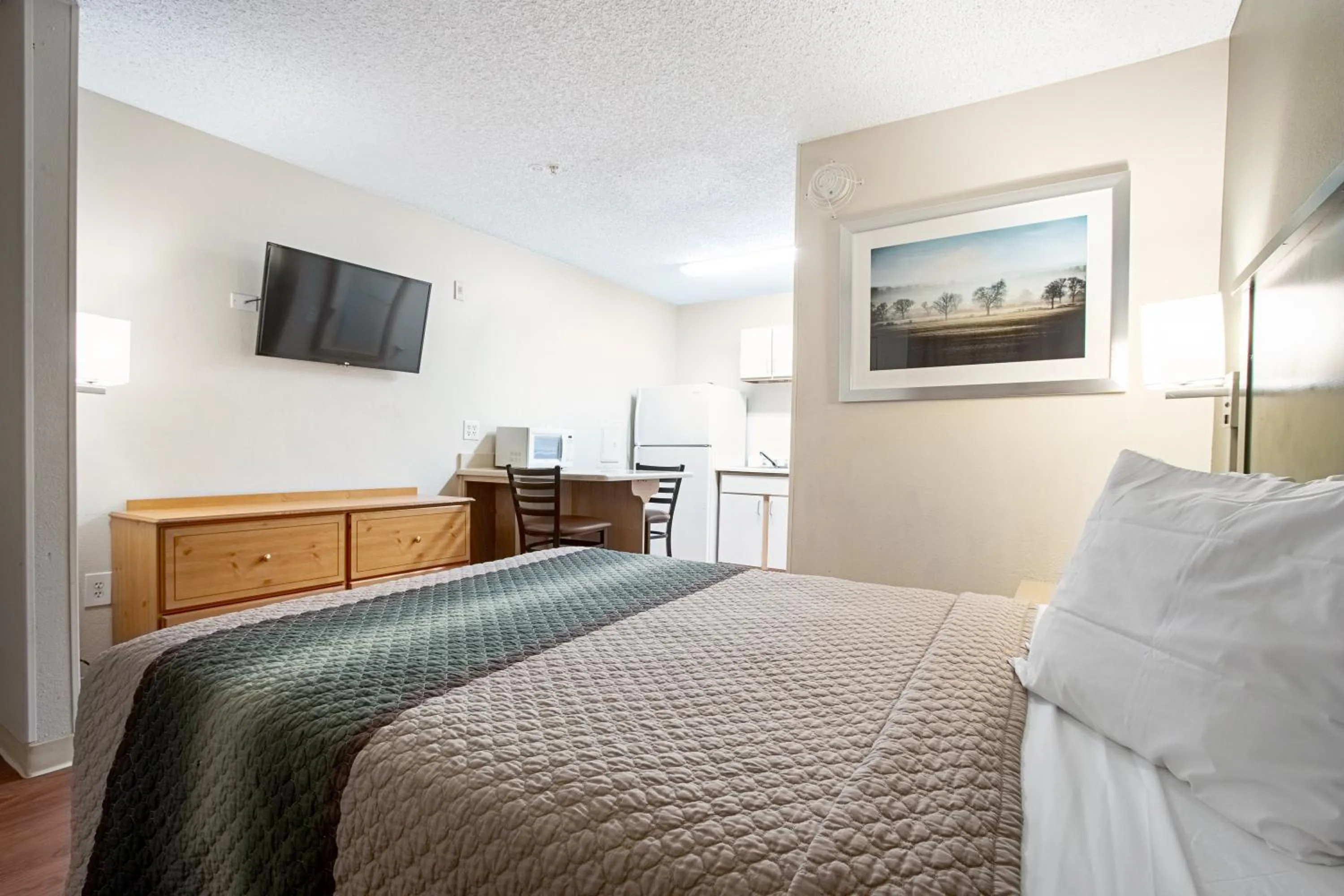 Photo of the whole room, Bed in HomeTowne Studios by Red Roof Phoenix - Dunlap Ave