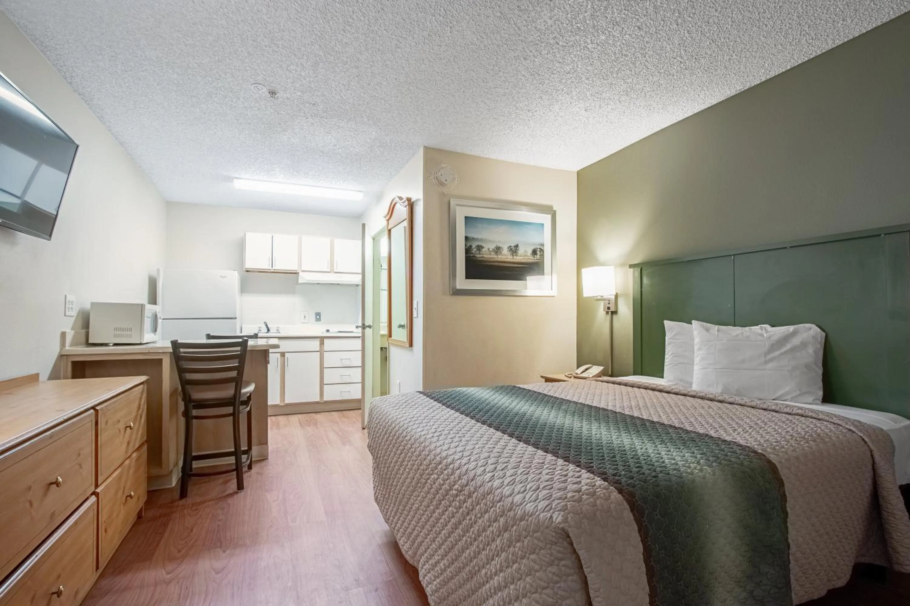 Photo of the whole room, Bed in HomeTowne Studios by Red Roof Phoenix - Dunlap Ave