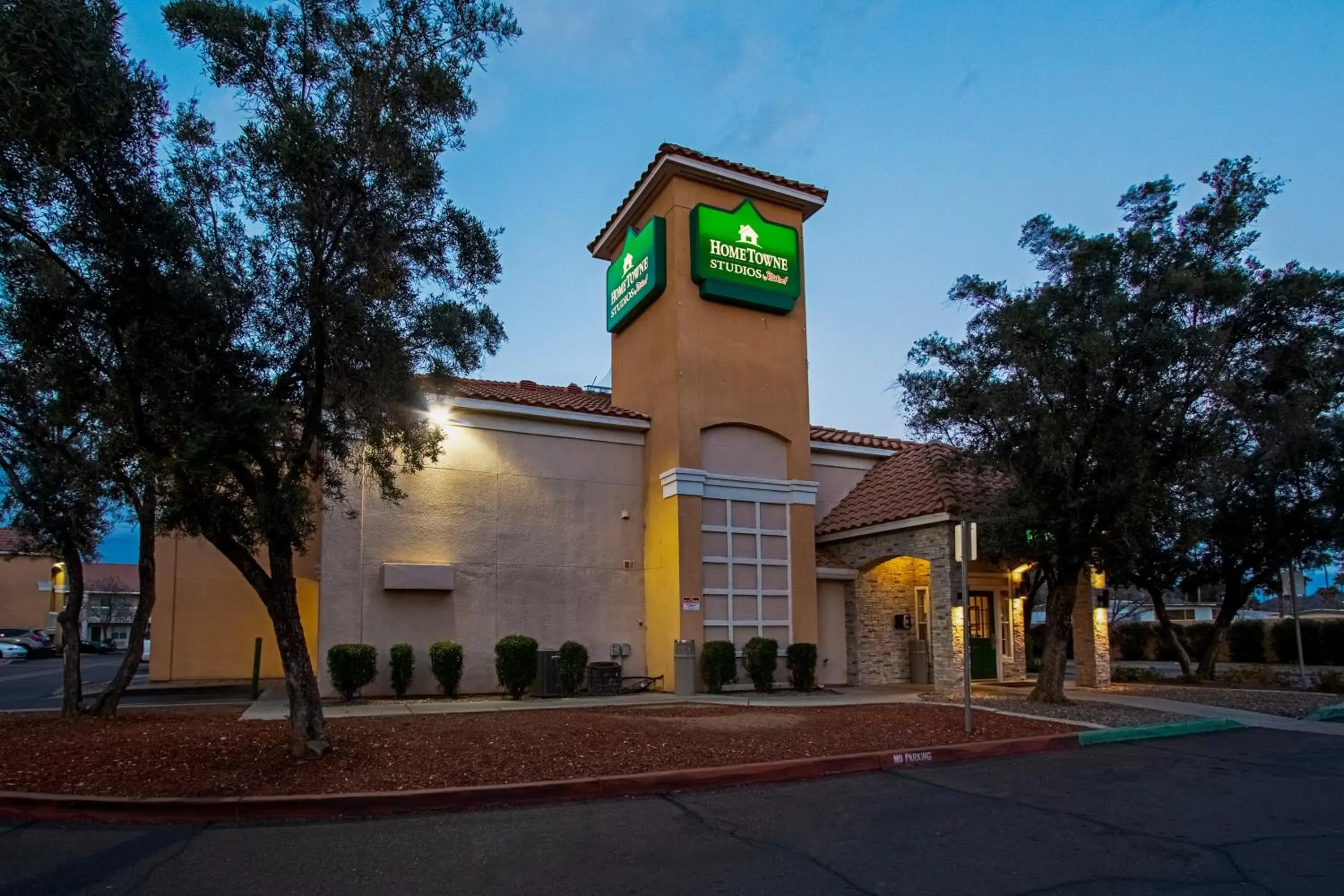 Property building in HomeTowne Studios by Red Roof Phoenix - Dunlap Ave Property building in HomeTowne Studios by Red Roof Phoenix - Dunlap Ave