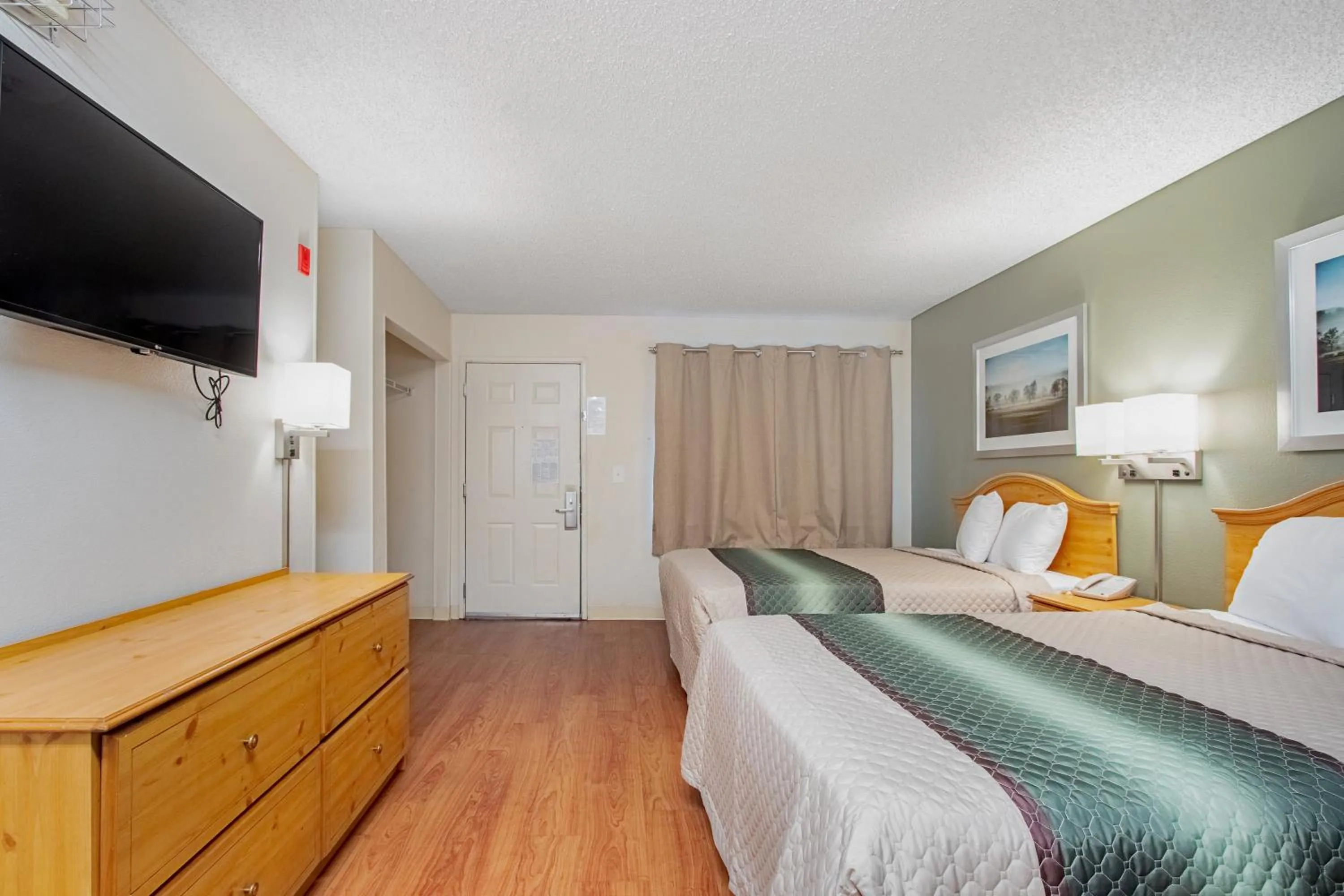 Photo of the whole room, Bed in HomeTowne Studios by Red Roof Phoenix - Dunlap Ave