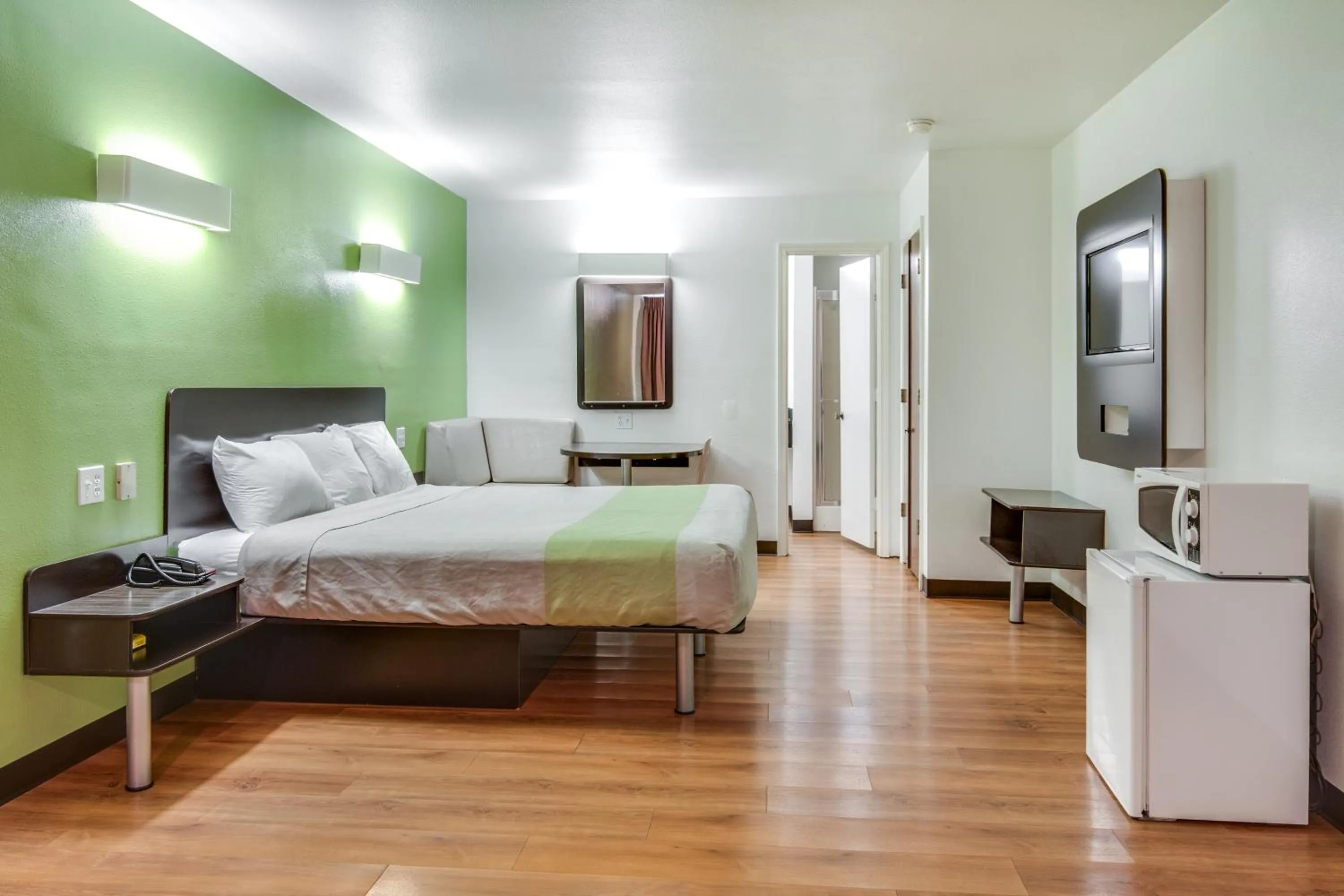 Photo of the whole room, Bed in Motel 6-Longview, TX - North