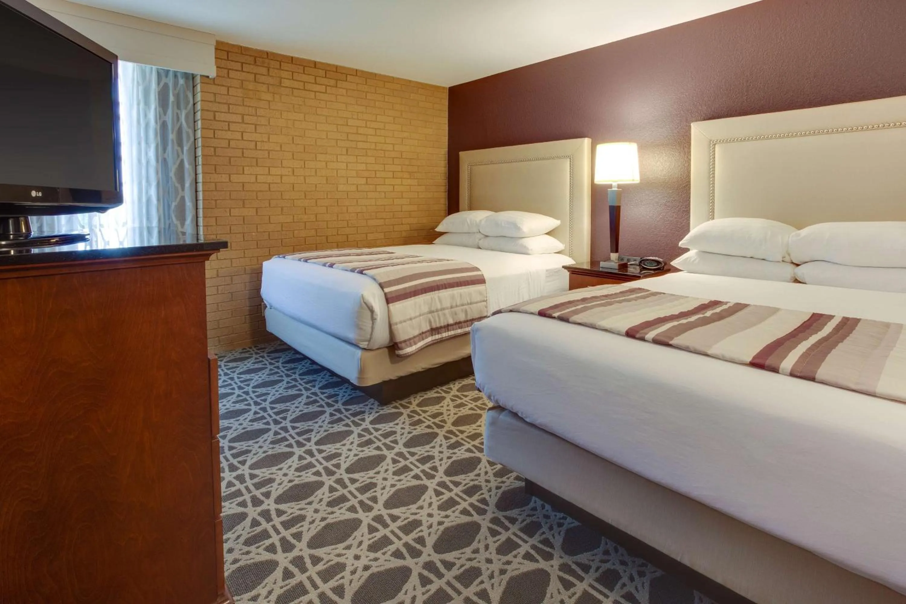 Photo of the whole room, Bed in Drury Inn & Suites Louisville East