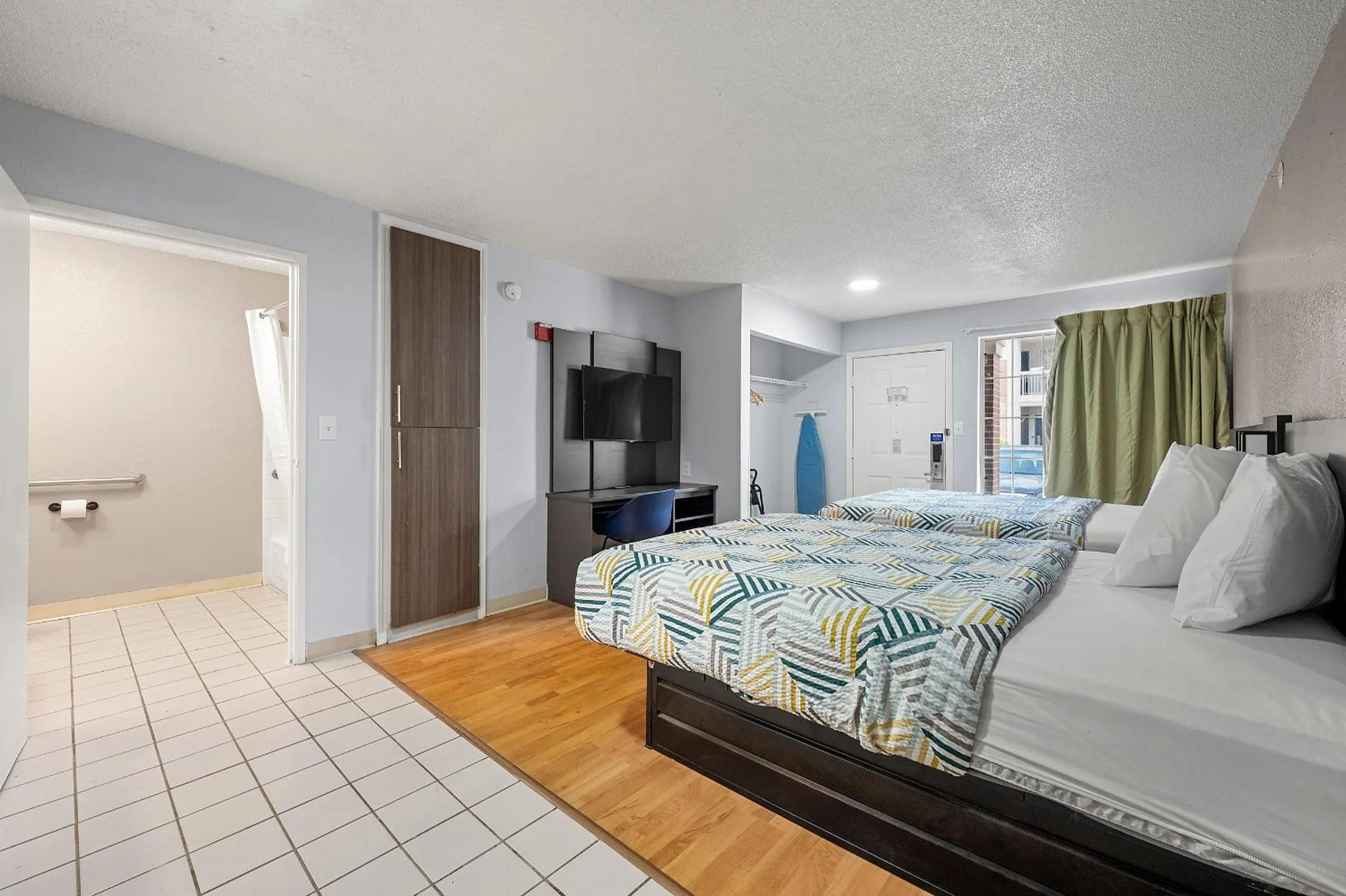 Photo of the whole room, Bed in Studio 6-Roswell, GA - Atlanta