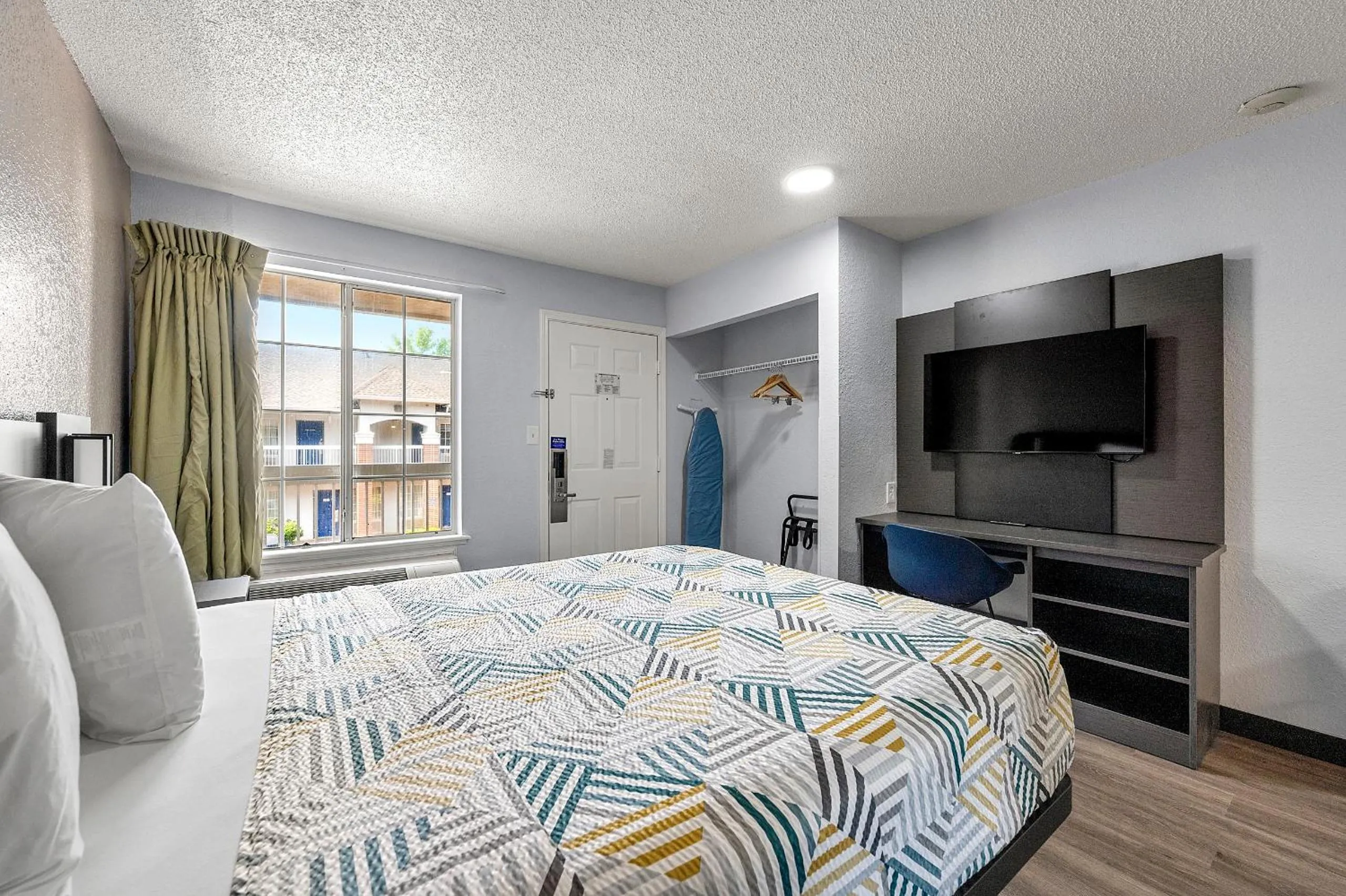 Bedroom, Bed in Studio 6-Roswell, GA - Atlanta