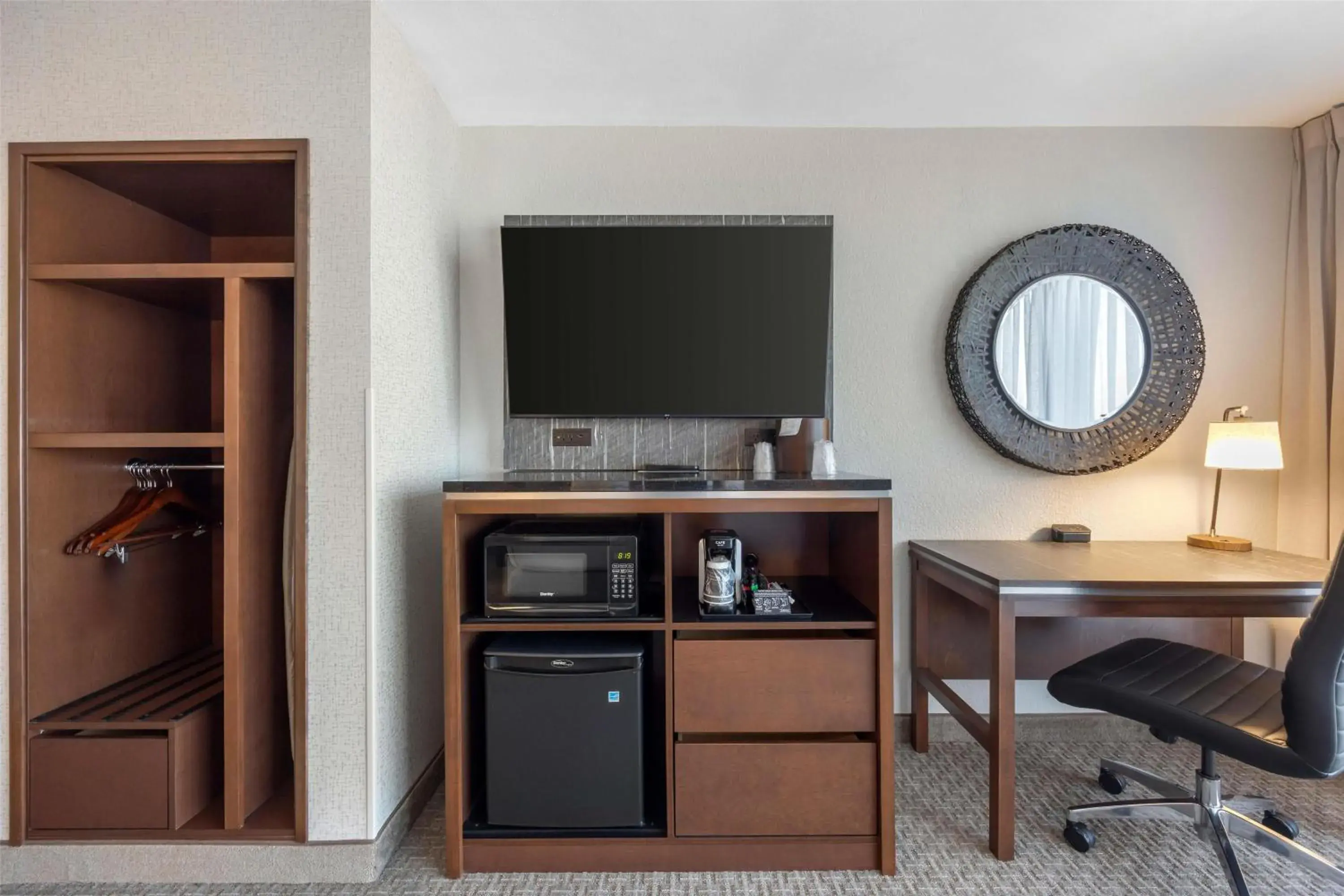 Deluxe King Room - Accessible, Roll-in Shower in Drury Inn & Suites Paducah Deluxe King Room - Accessible, Roll-in Shower in Drury Inn & Suites Paducah