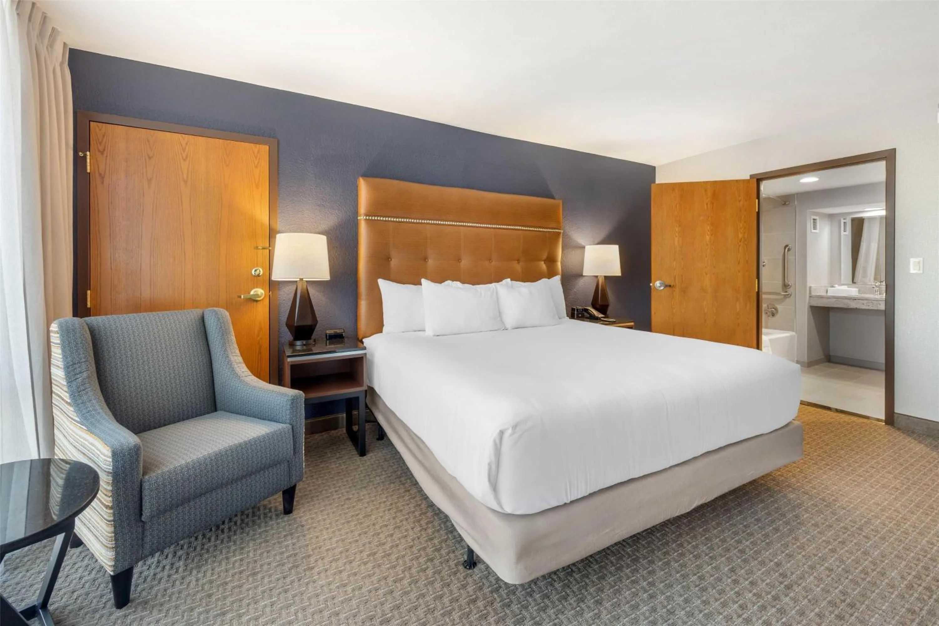 Bedroom, Bed in Drury Inn & Suites Paducah